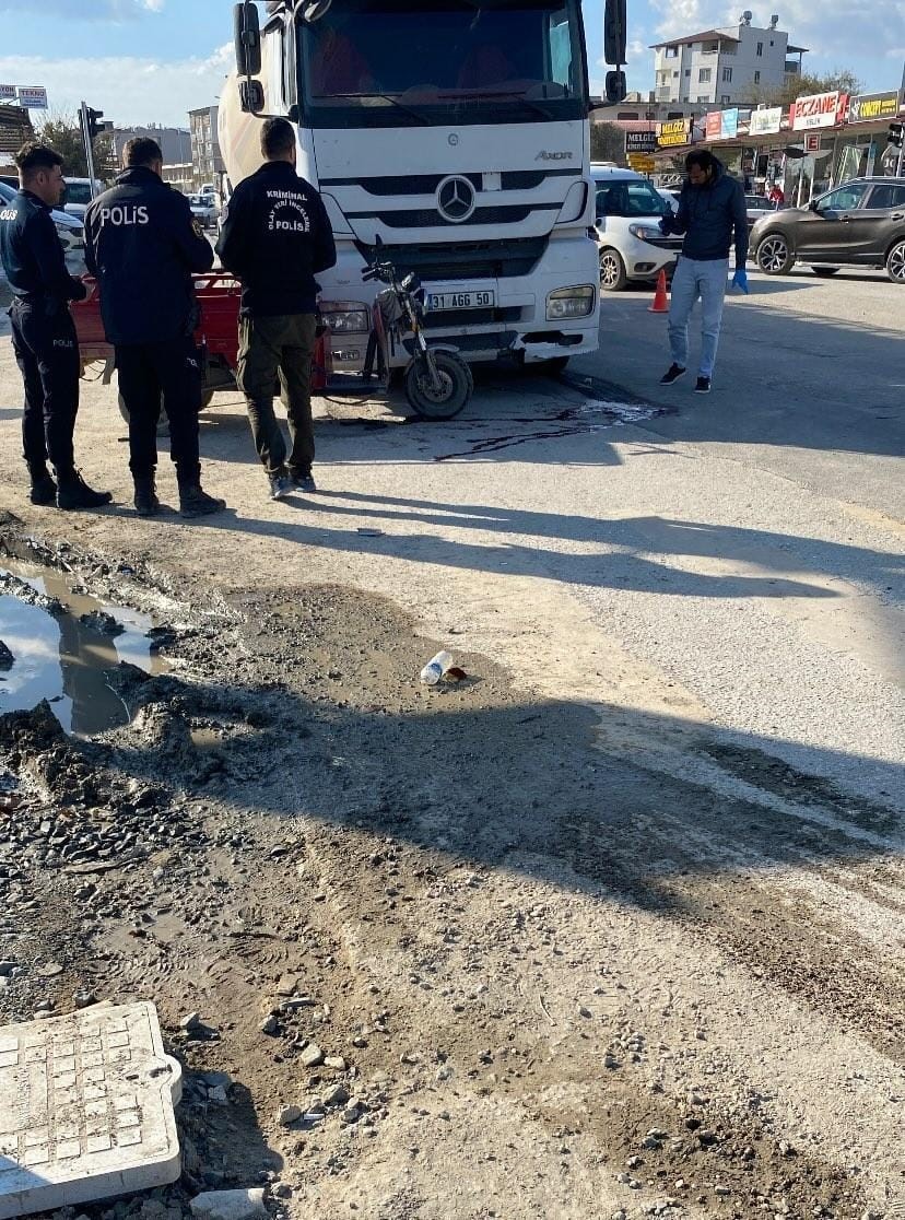 Beton mikseri ile çarpışan motosikletin sürücü öldü
