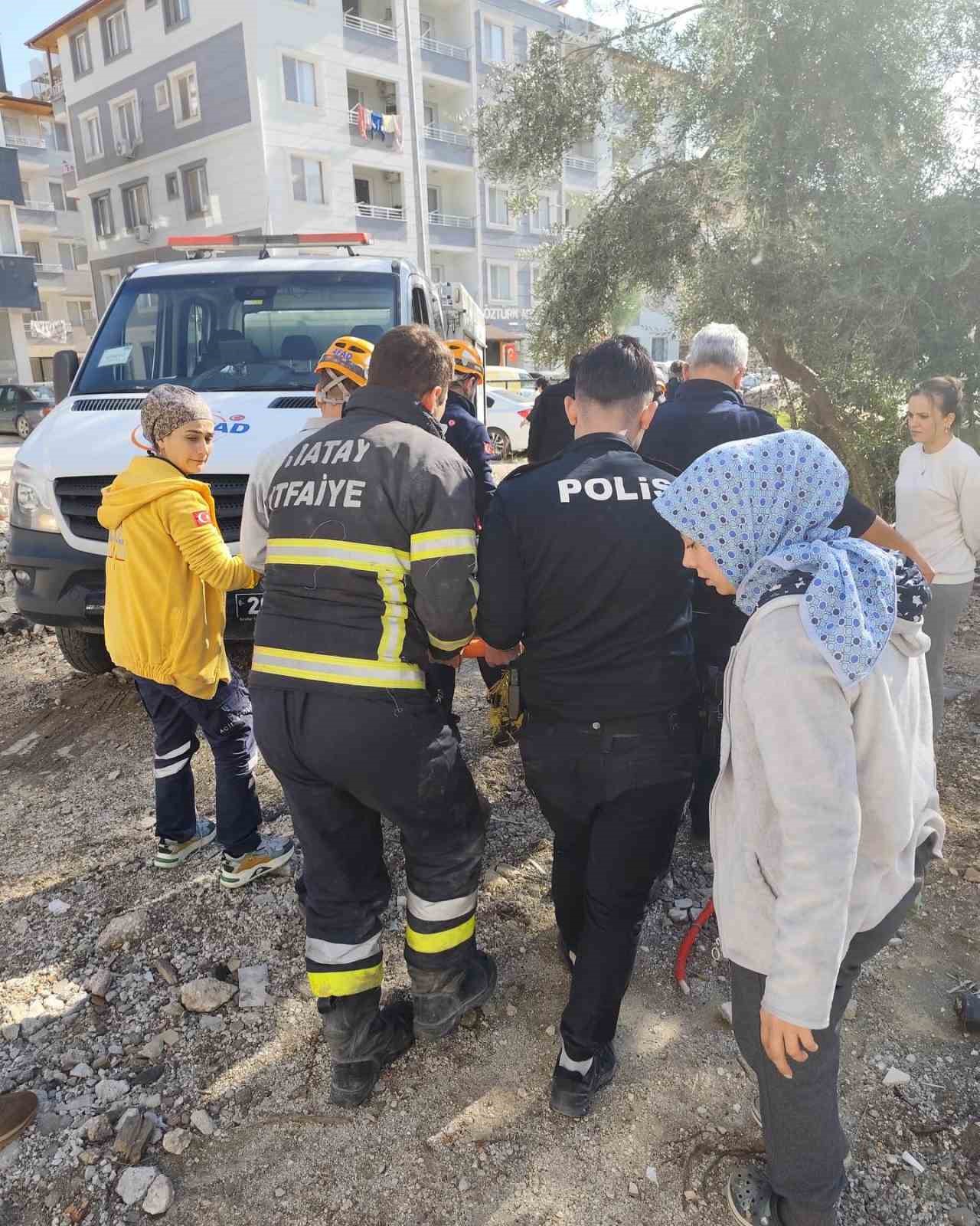 10 metre derinliğindeki kuyuya düşen kadın kurtarıldı
