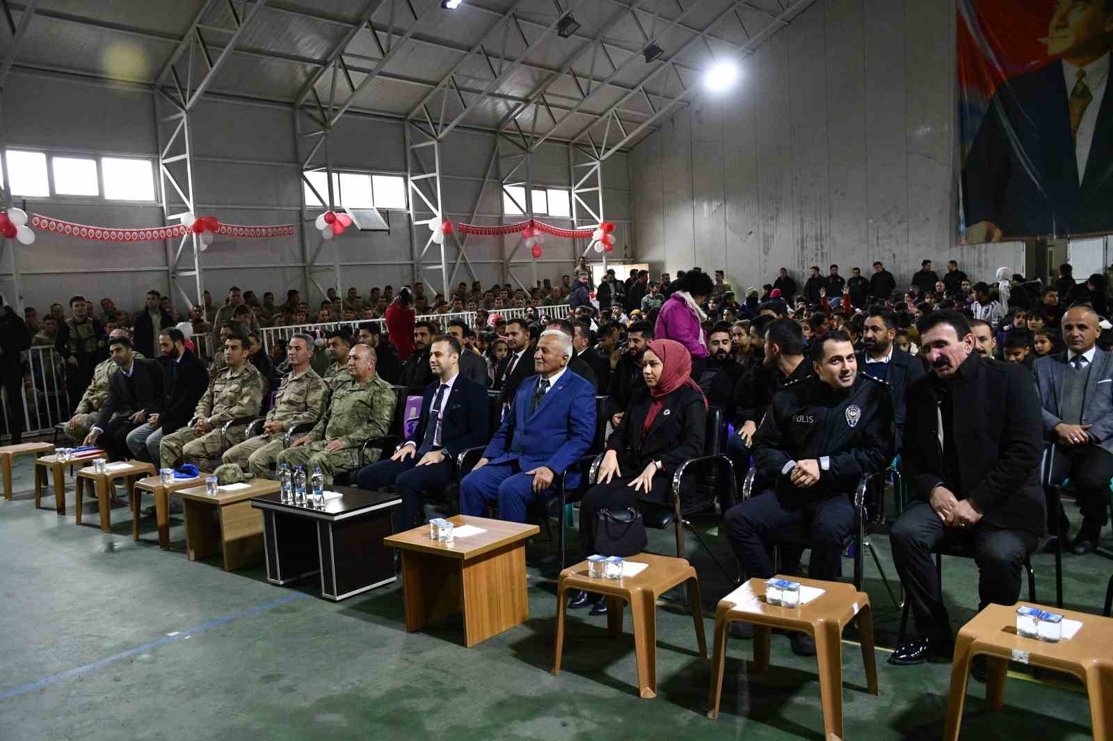 Askeri bando takımından sınırda görev yapan Mehmetçik ve öğrencilere konser
