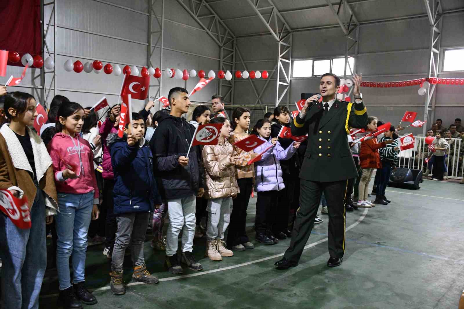 Askeri bando takımından sınırda görev yapan Mehmetçik ve öğrencilere konser
