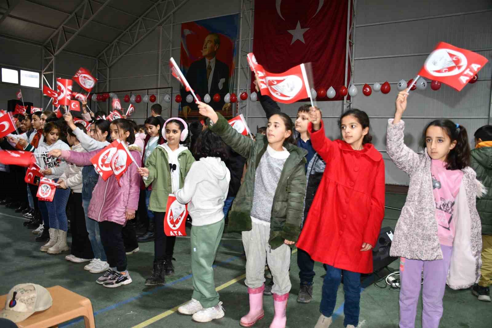 Askeri bando takımından sınırda görev yapan Mehmetçik ve öğrencilere konser
