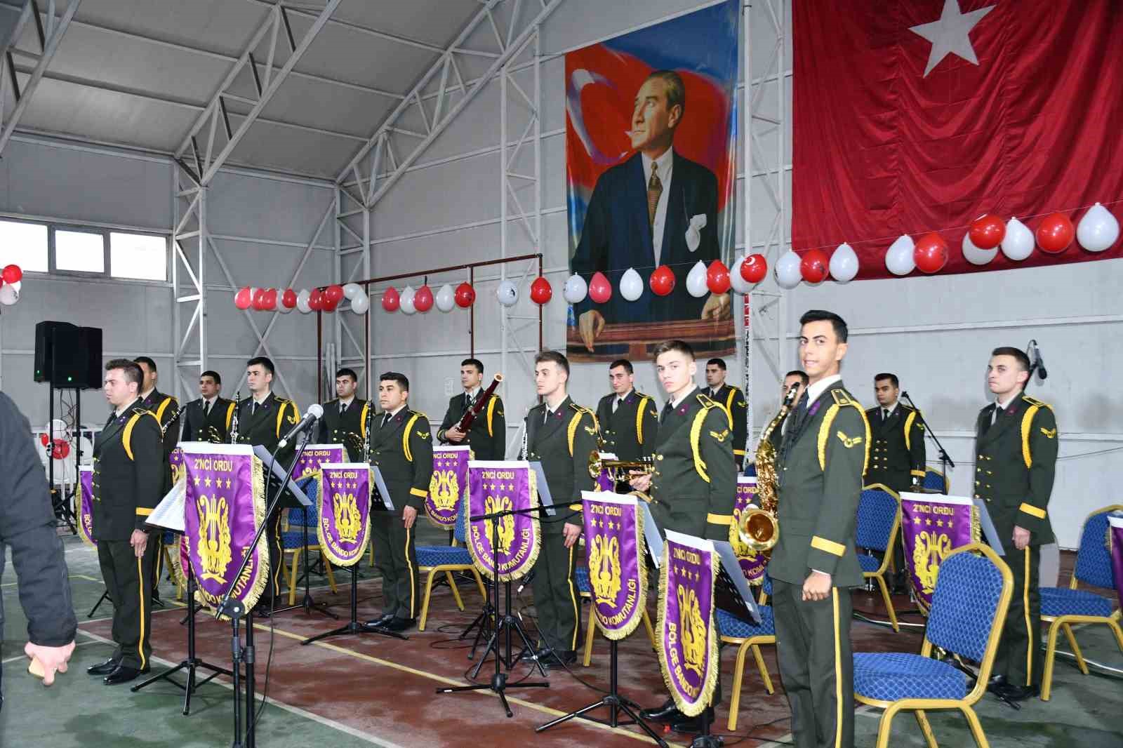 Askeri bando takımından sınırda görev yapan Mehmetçik ve öğrencilere konser
