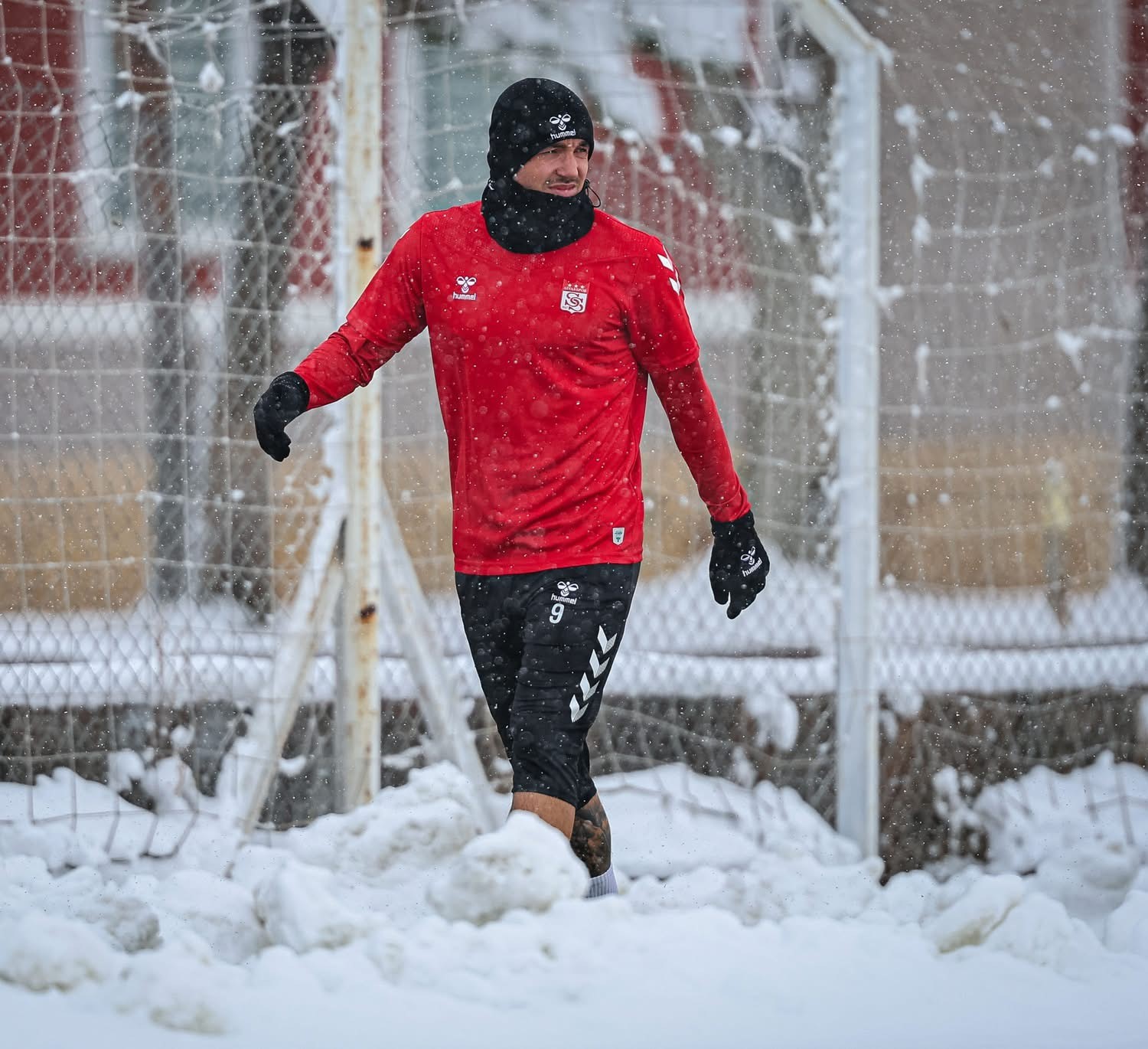 Sivasspor, kar altında çalıştı
