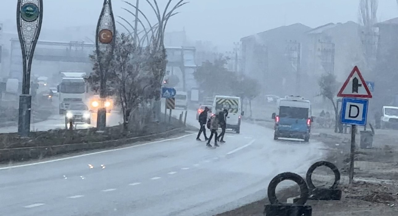 Yüksekova’da kar yağışı başladı
