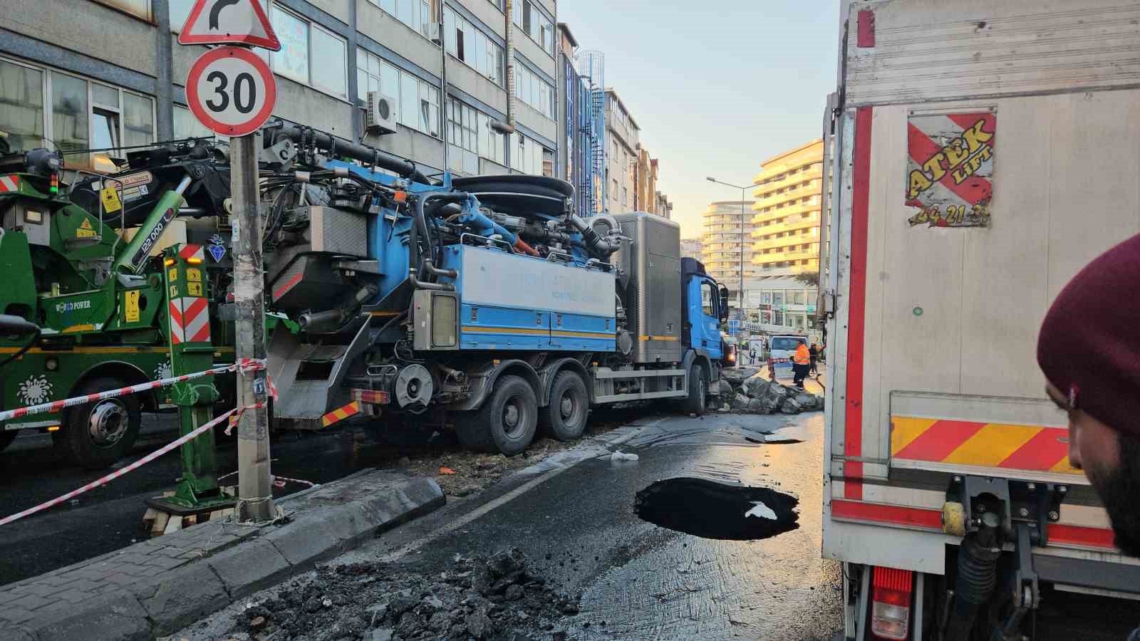 Güngören’de çöken yolda sıkışan kamyon kurtarıldı
