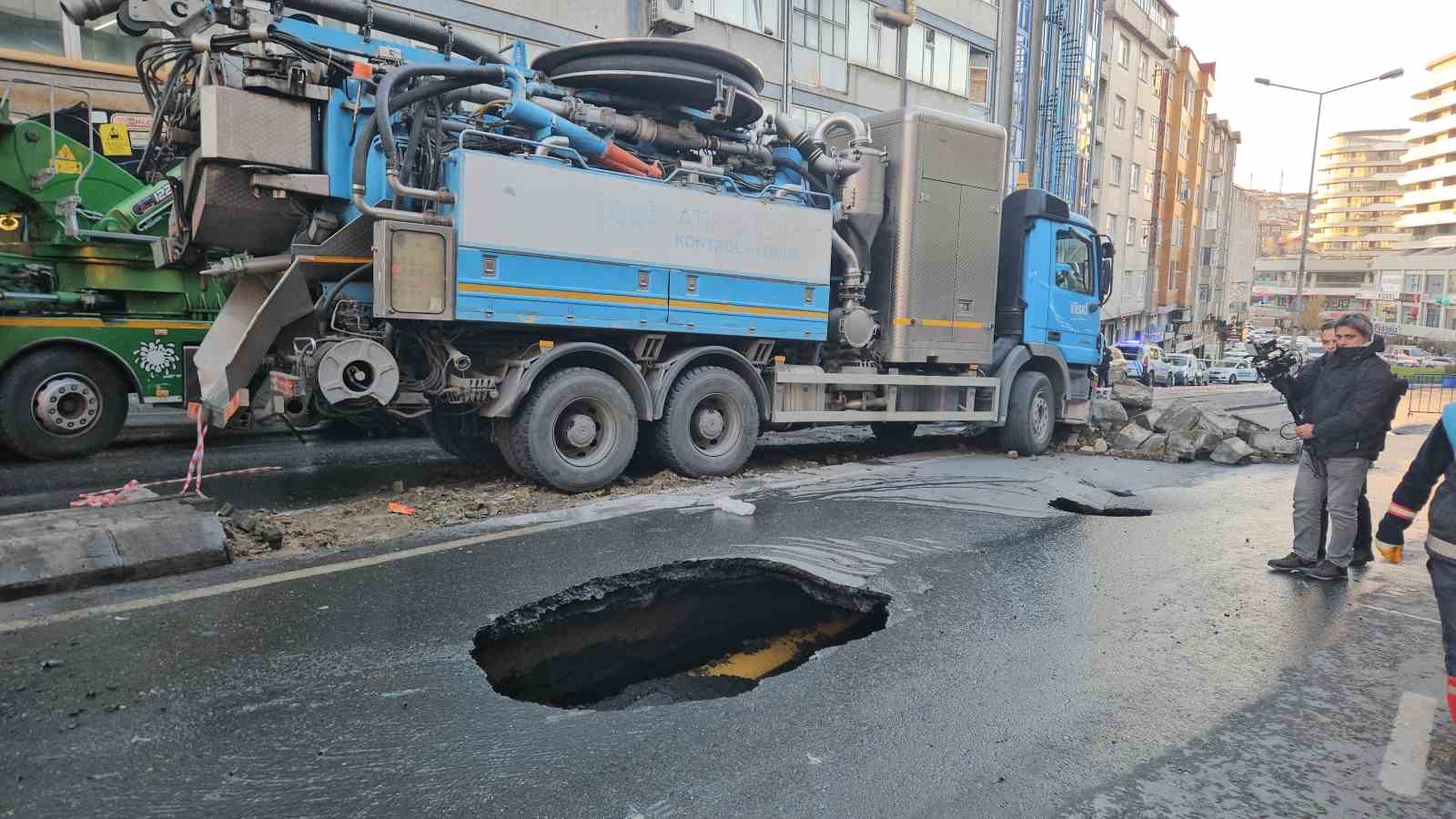 Güngören’de çöken yolda sıkışan kamyon kurtarıldı
