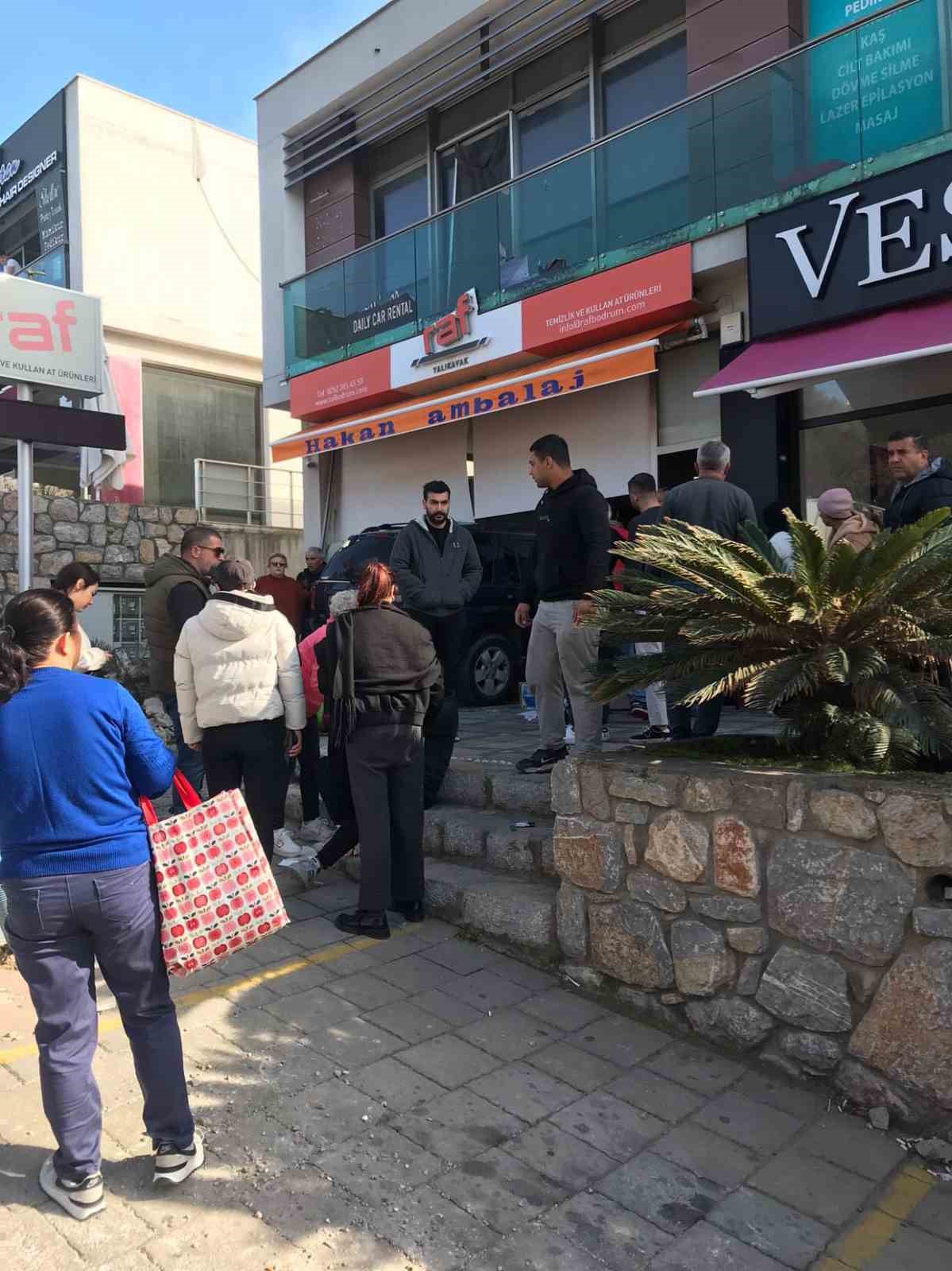 Cip mağazaya daldı, ortalık savaş alanına döndü: 4 yaralı
