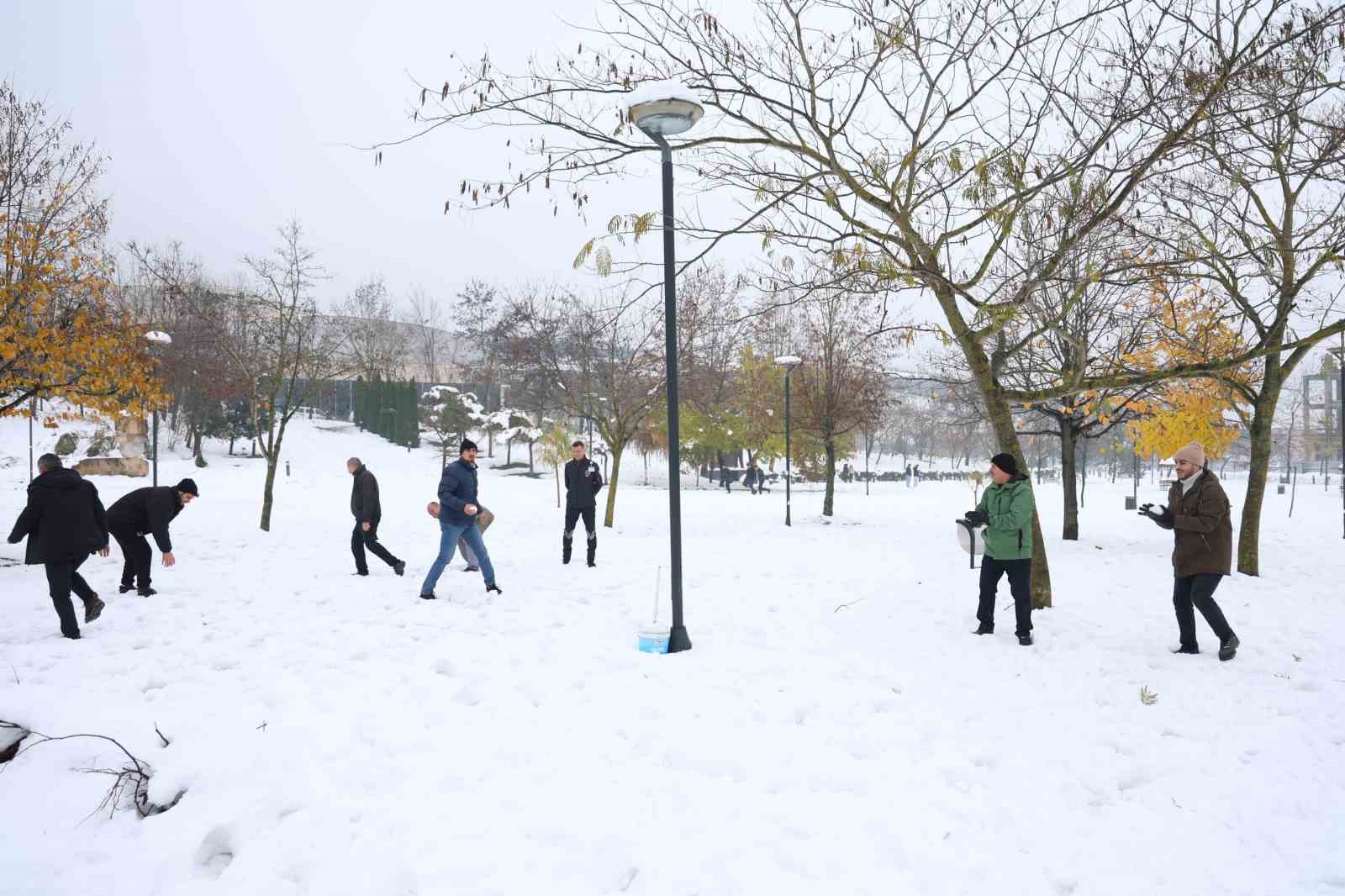 Rektör Sözbir öğrencilerle kartopu oynadı
