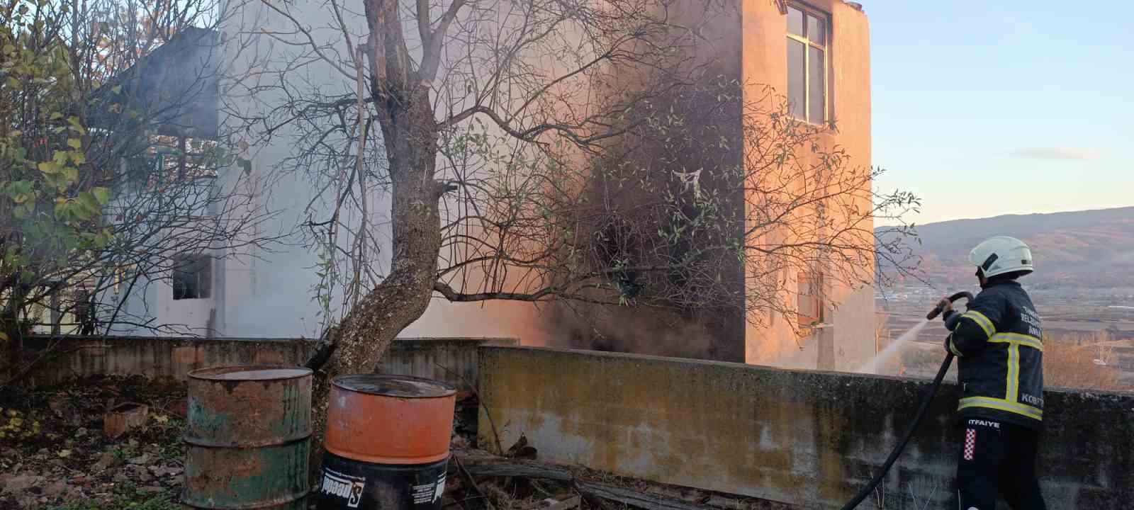 Çan’da köy konağından çıkan yangın korkuttu
