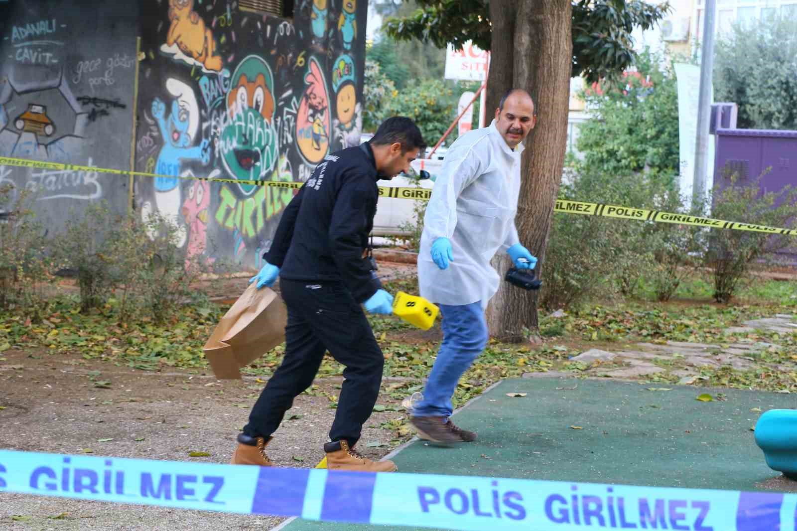 Çocuk parkında dehşet saçtılar: 2 çocuk saçma ile yaralandı
