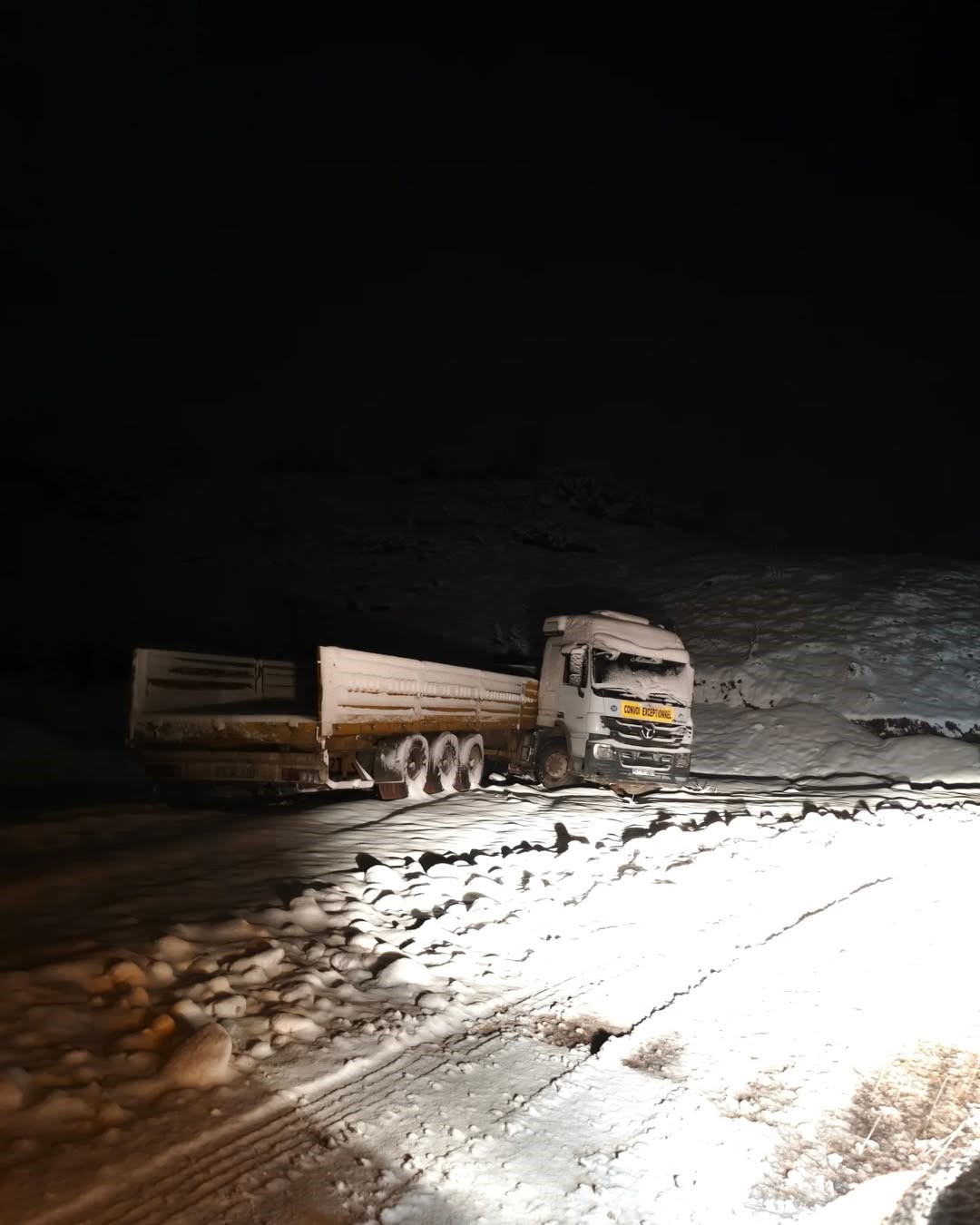 Kar yağışı nedeniyle Eruh-Şırnak yolu ulaşıma kapandı
