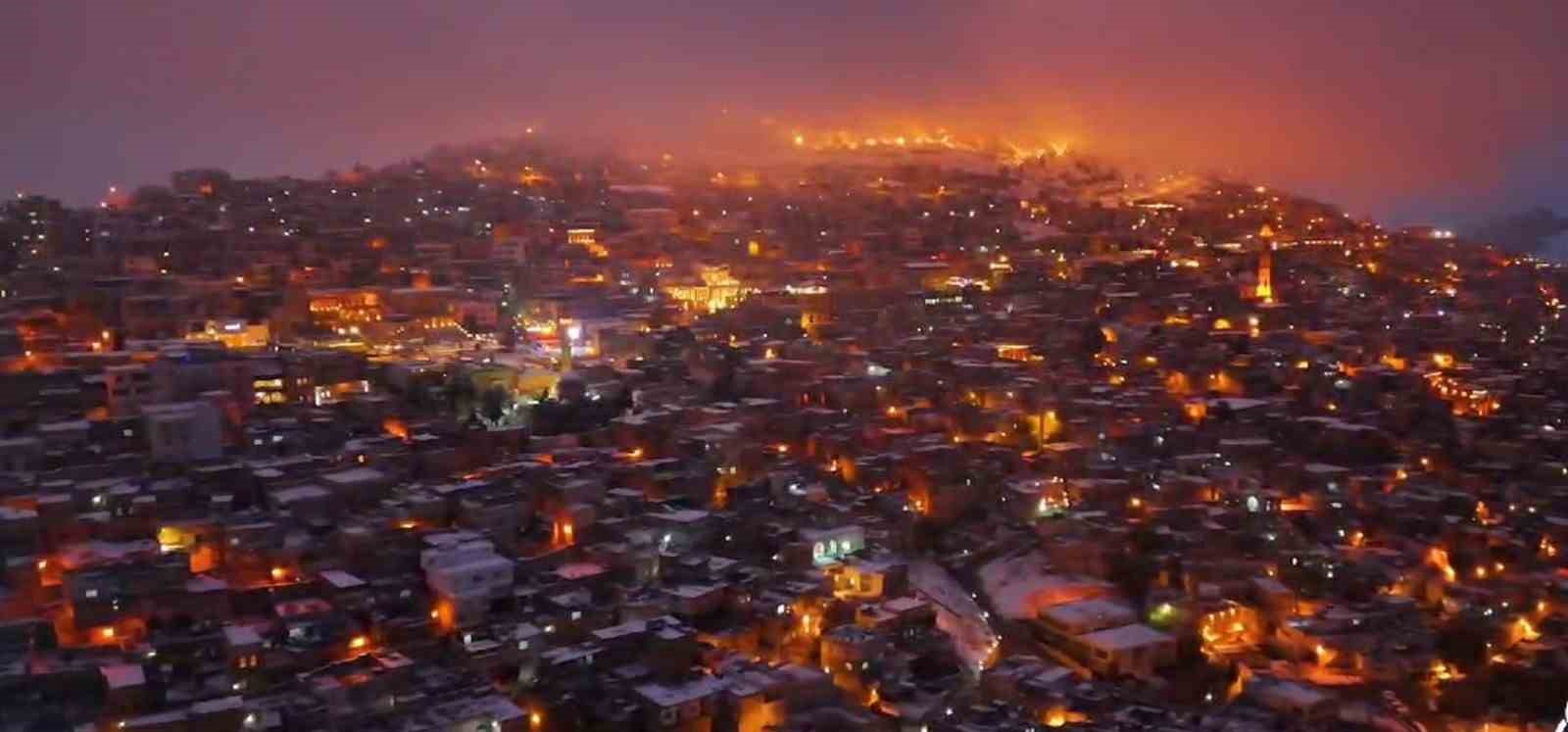 Beyaza bürünen Mardin, gece havadan görüntülendi
