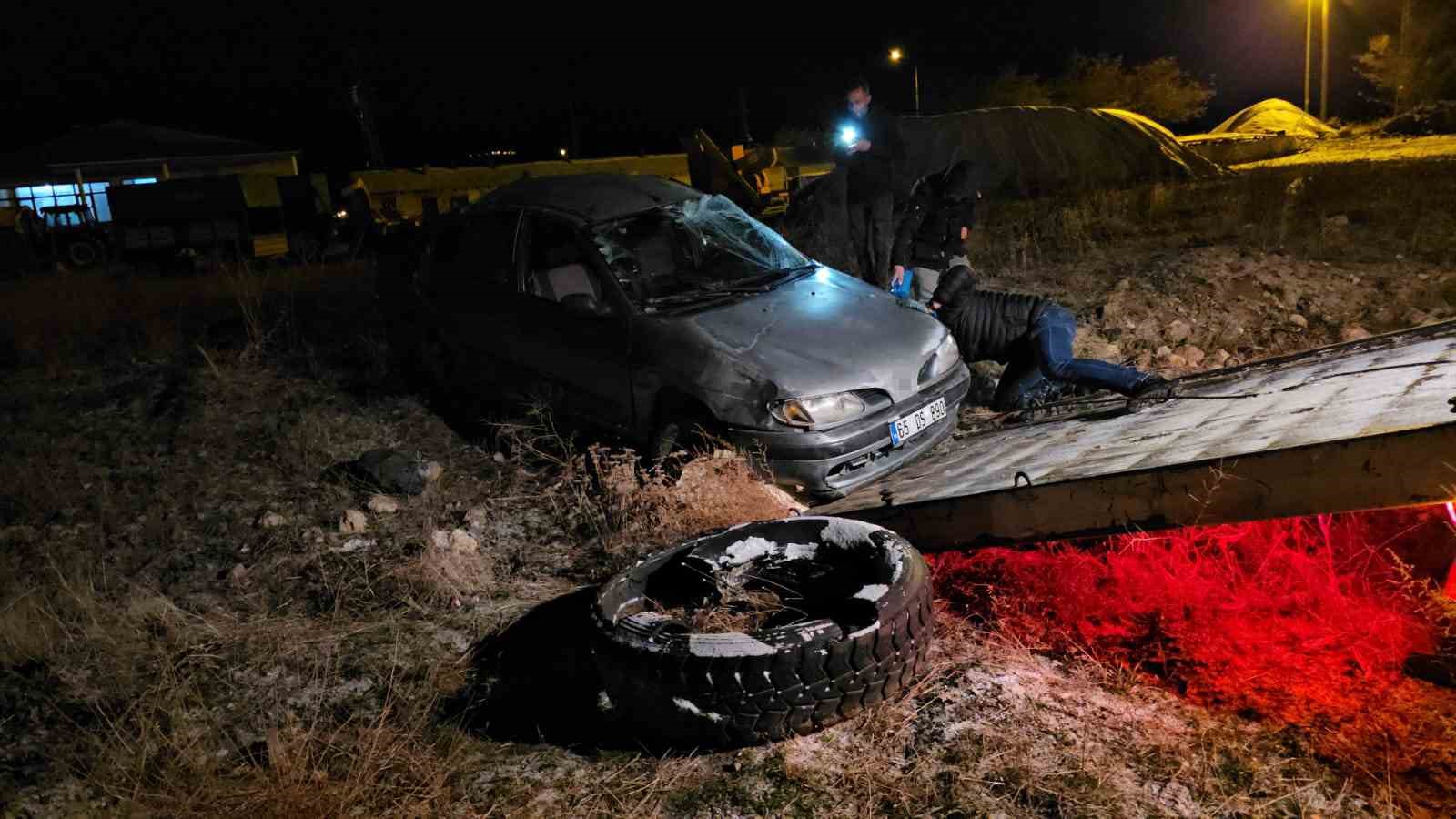 Buzlanan yolda otomobil takla attı: 3 yaralı
