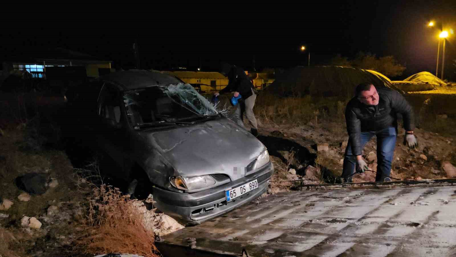 Buzlanan yolda otomobil takla attı: 3 yaralı
