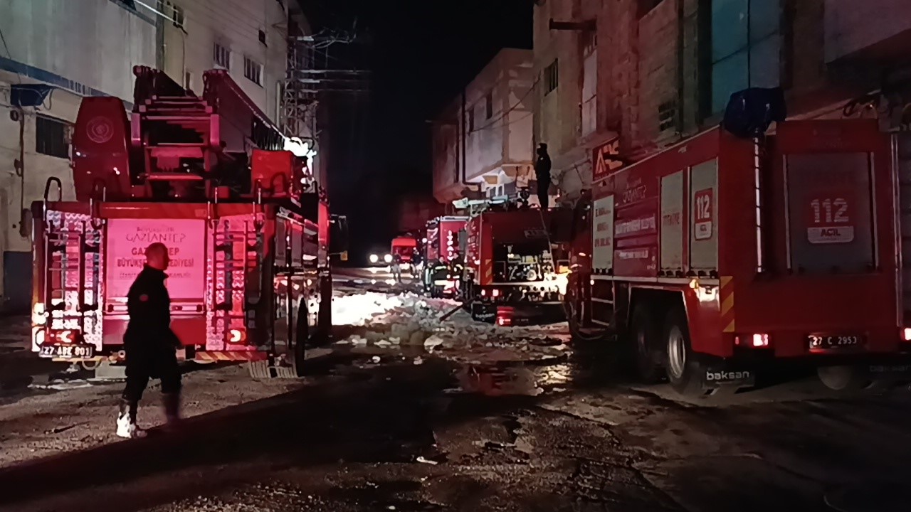 Gaziantep’te ayakkabı ve terlik imalathanesinde yangın
