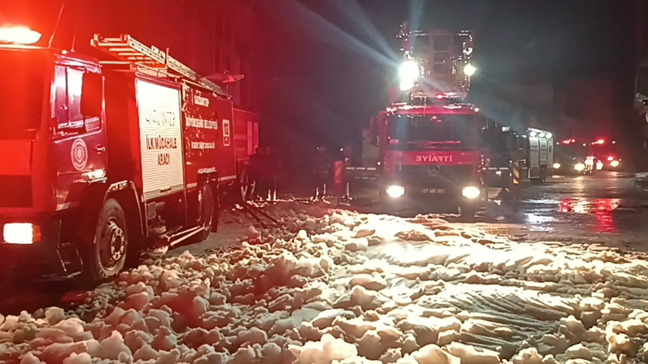 Gaziantep’te ayakkabı ve terlik imalathanesinde yangın
