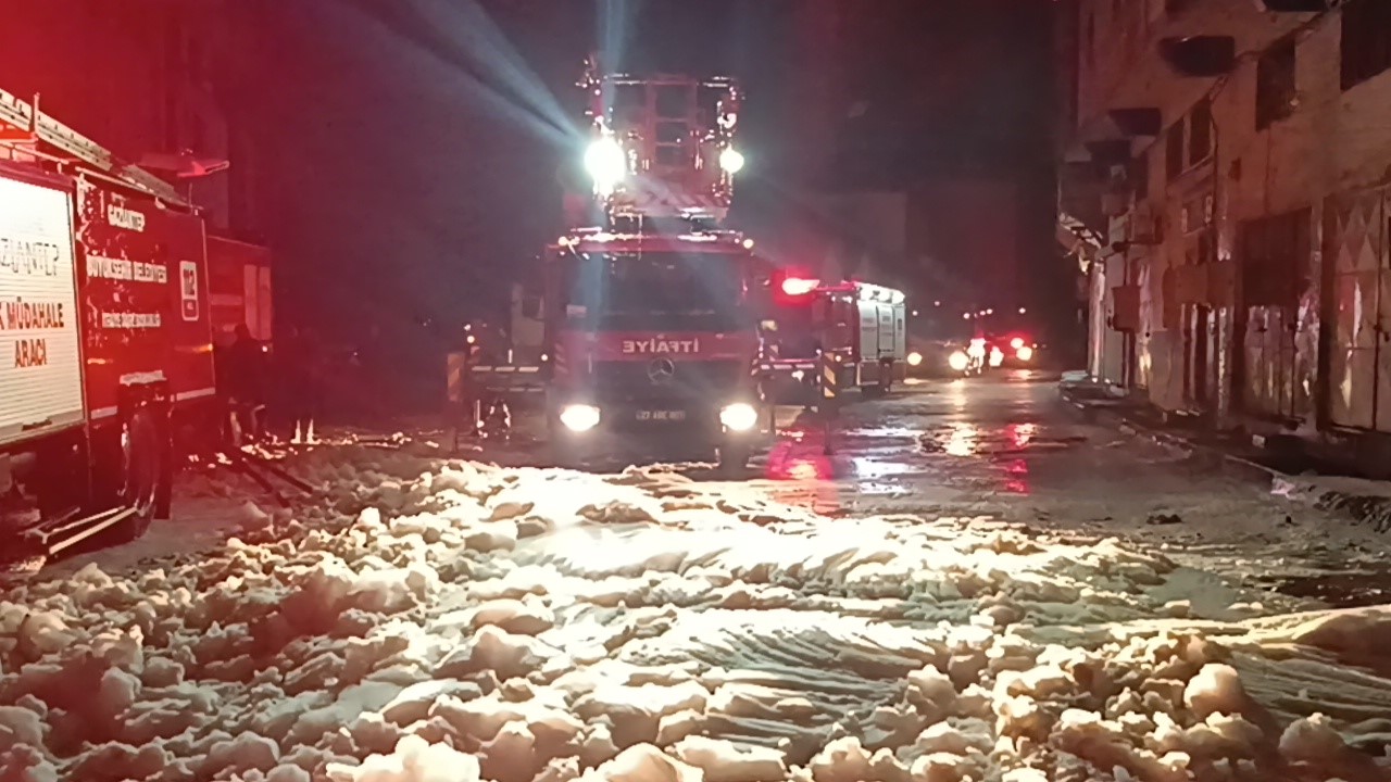 Gaziantep’te ayakkabı ve terlik imalathanesinde yangın
