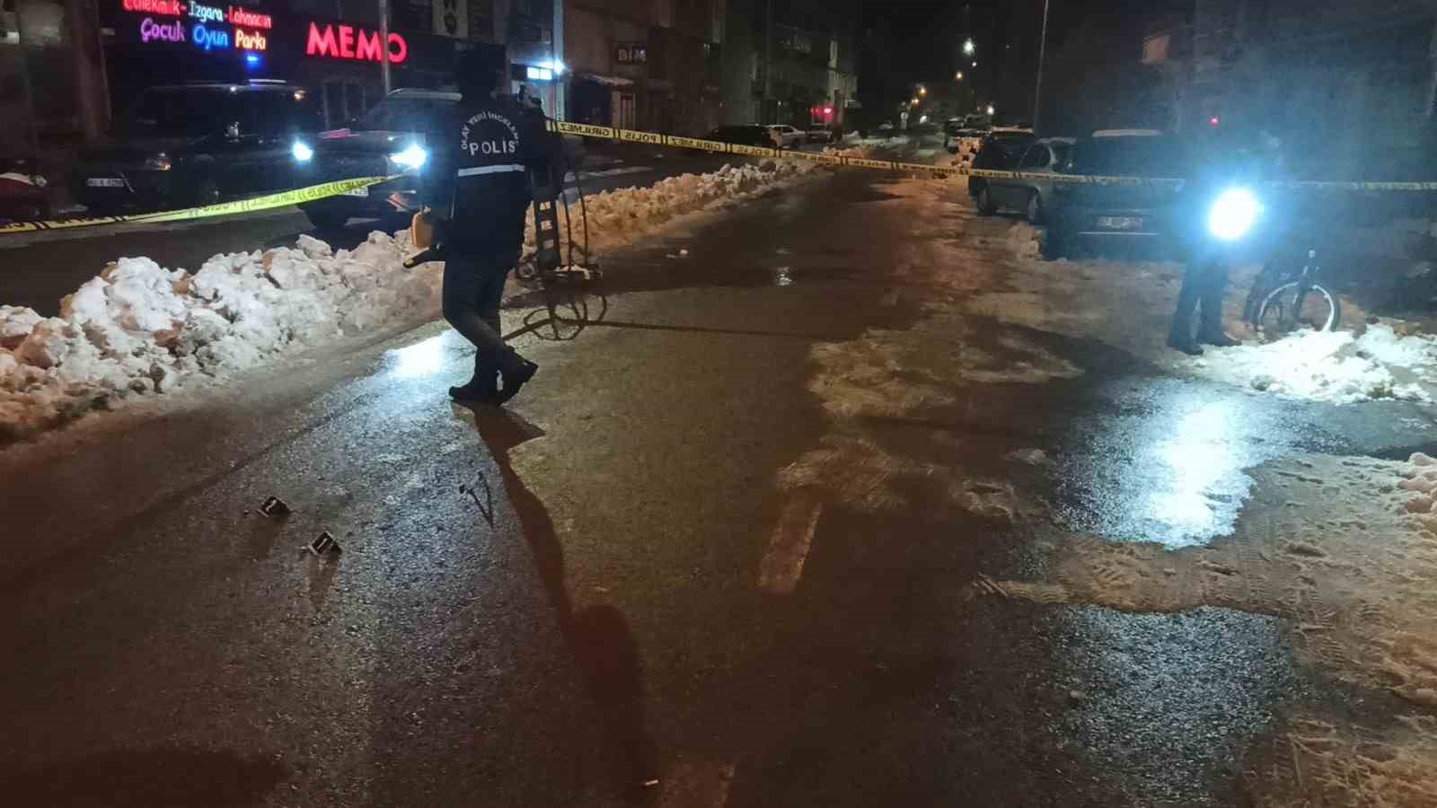 Cadde ortasında ateş edip yaraladı, olay anı kameraya yansıdı
