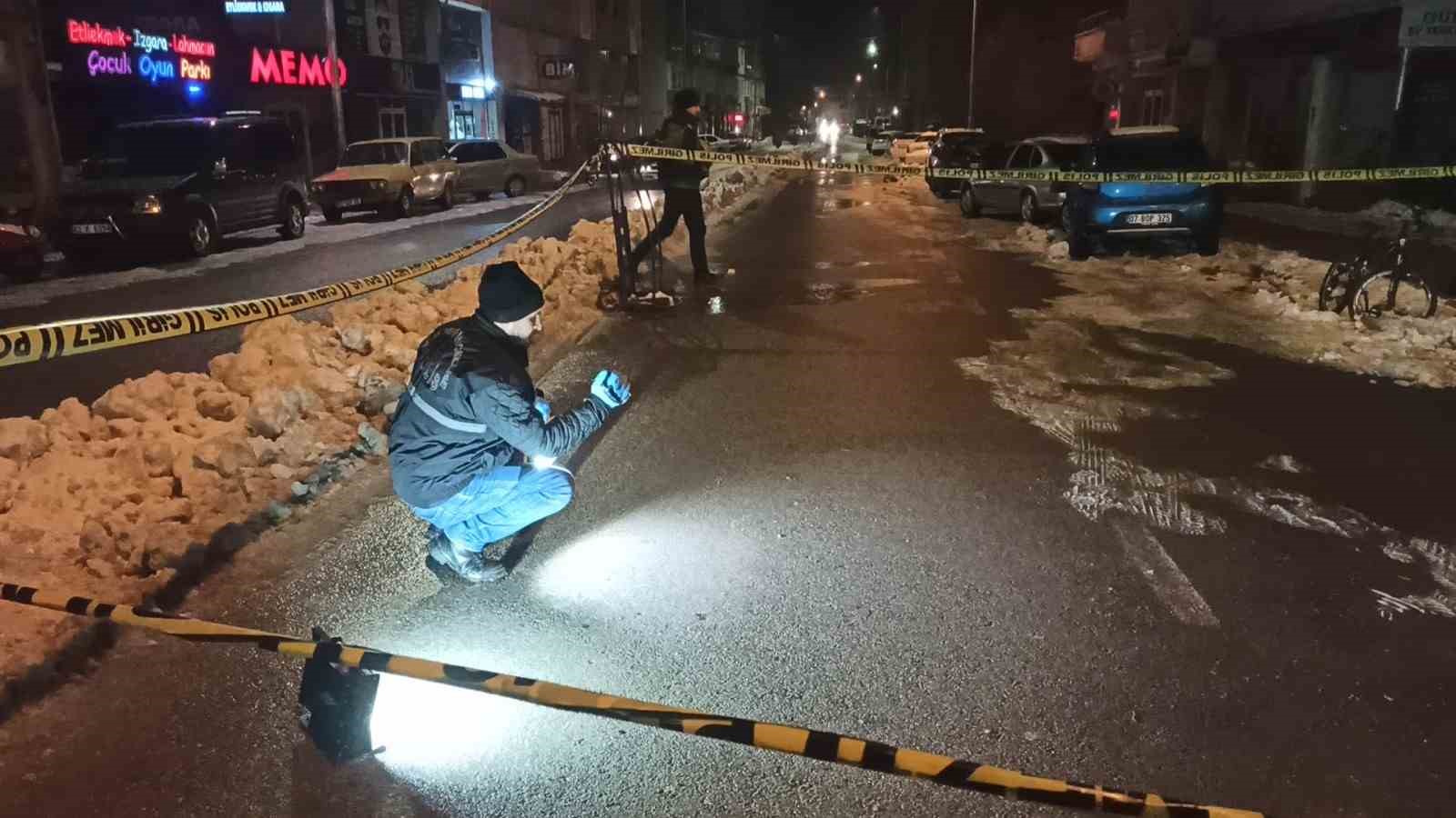 Cadde ortasında ateş edip yaraladı, olay anı kameraya yansıdı
