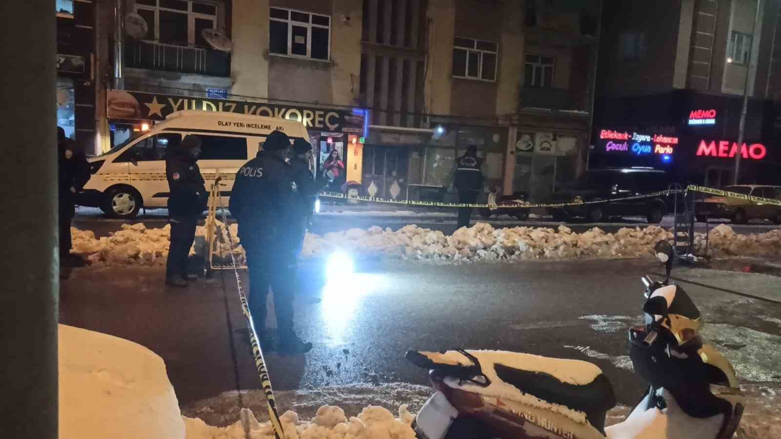 Cadde ortasında ateş edip yaraladı, olay anı kameraya yansıdı
