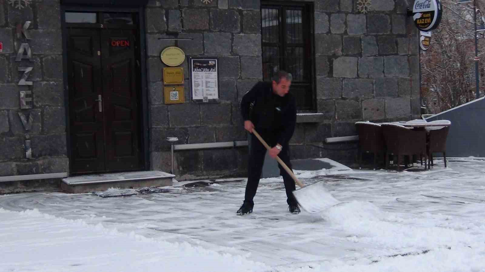 Kars kent merkezine mevsimin ilk karı yağdı
