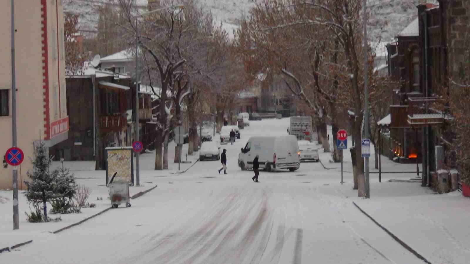 Kars kent merkezine mevsimin ilk karı yağdı
