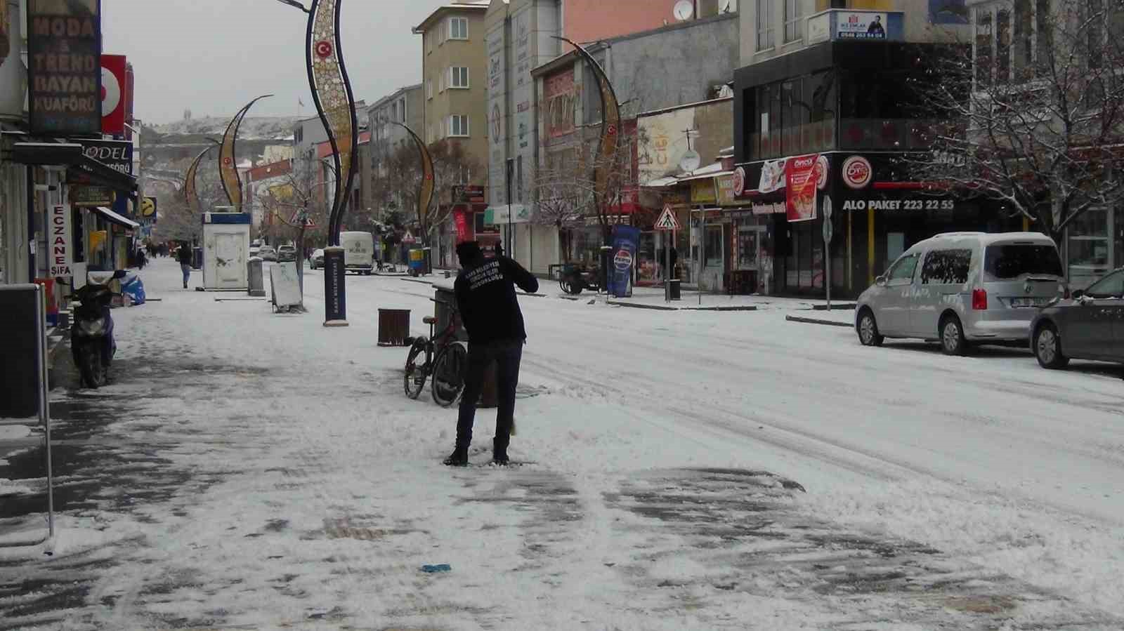 Kars kent merkezine mevsimin ilk karı yağdı
