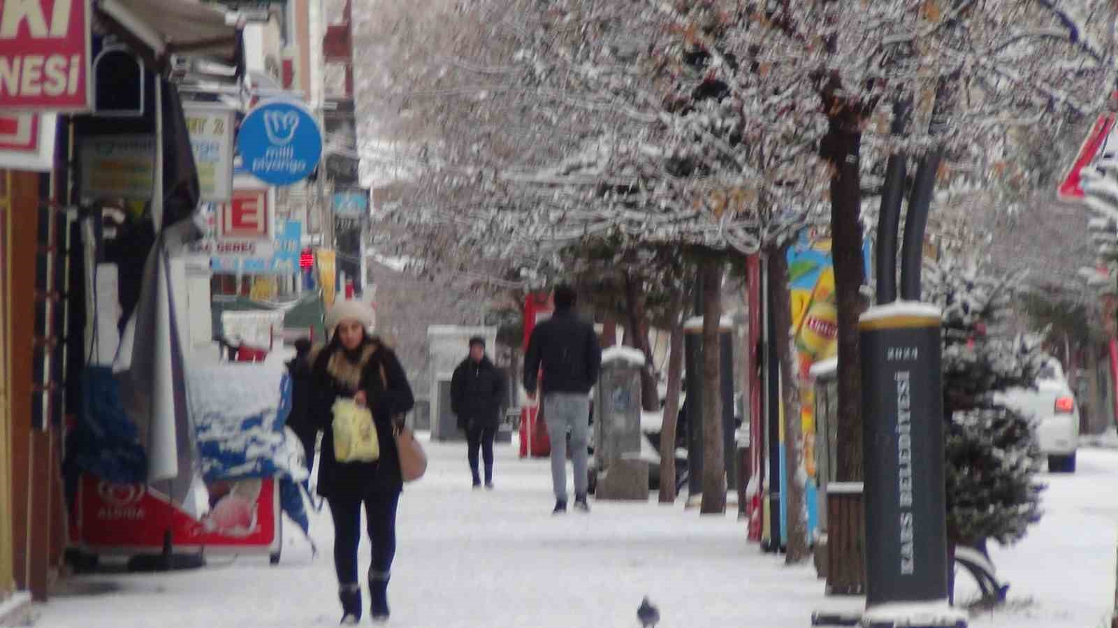 Kars kent merkezine mevsimin ilk karı yağdı
