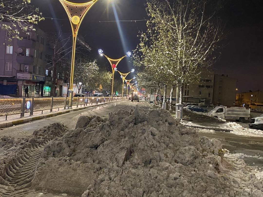 Erzincan’da karla mücadelede yoğun mesai
