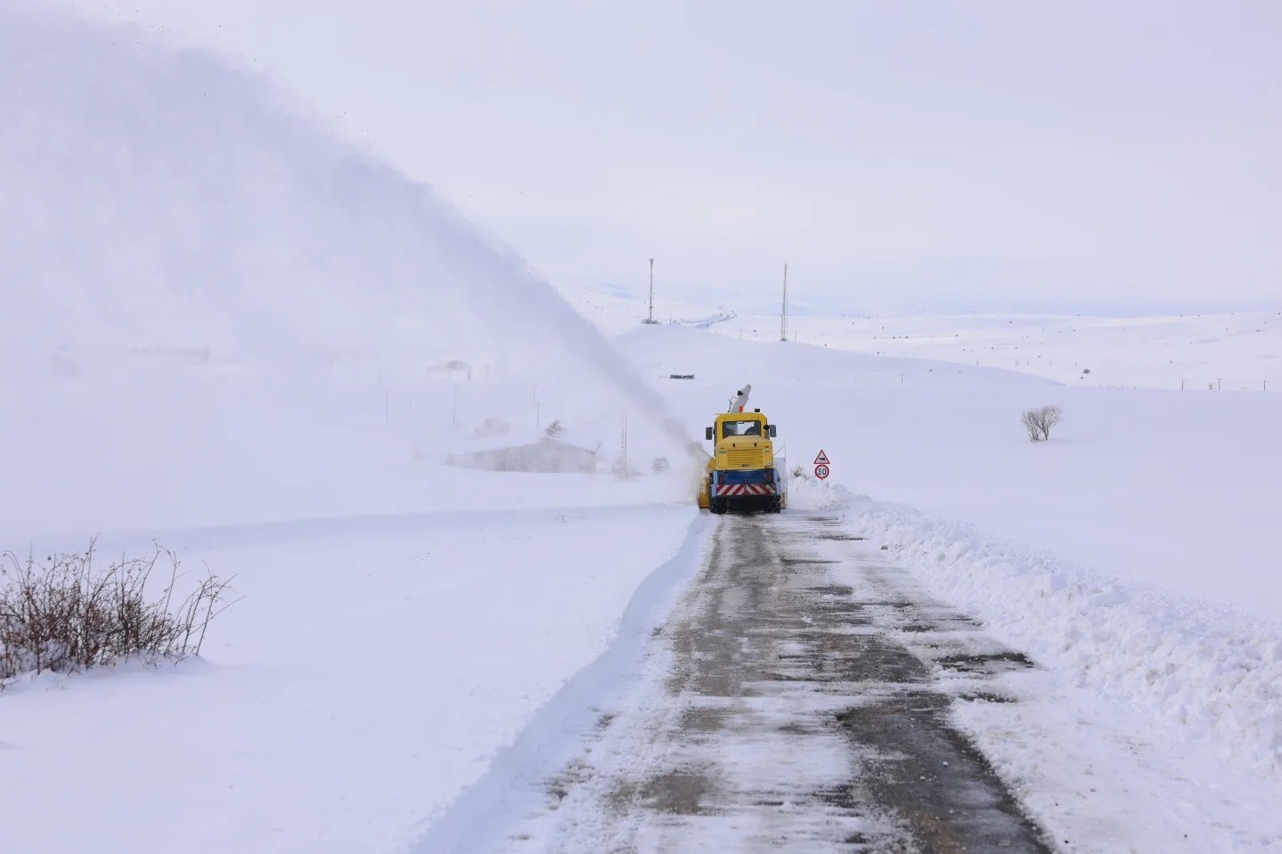 Bayburt’un kapalı köy yollarında yol açma çalışmaları yapılıyor
