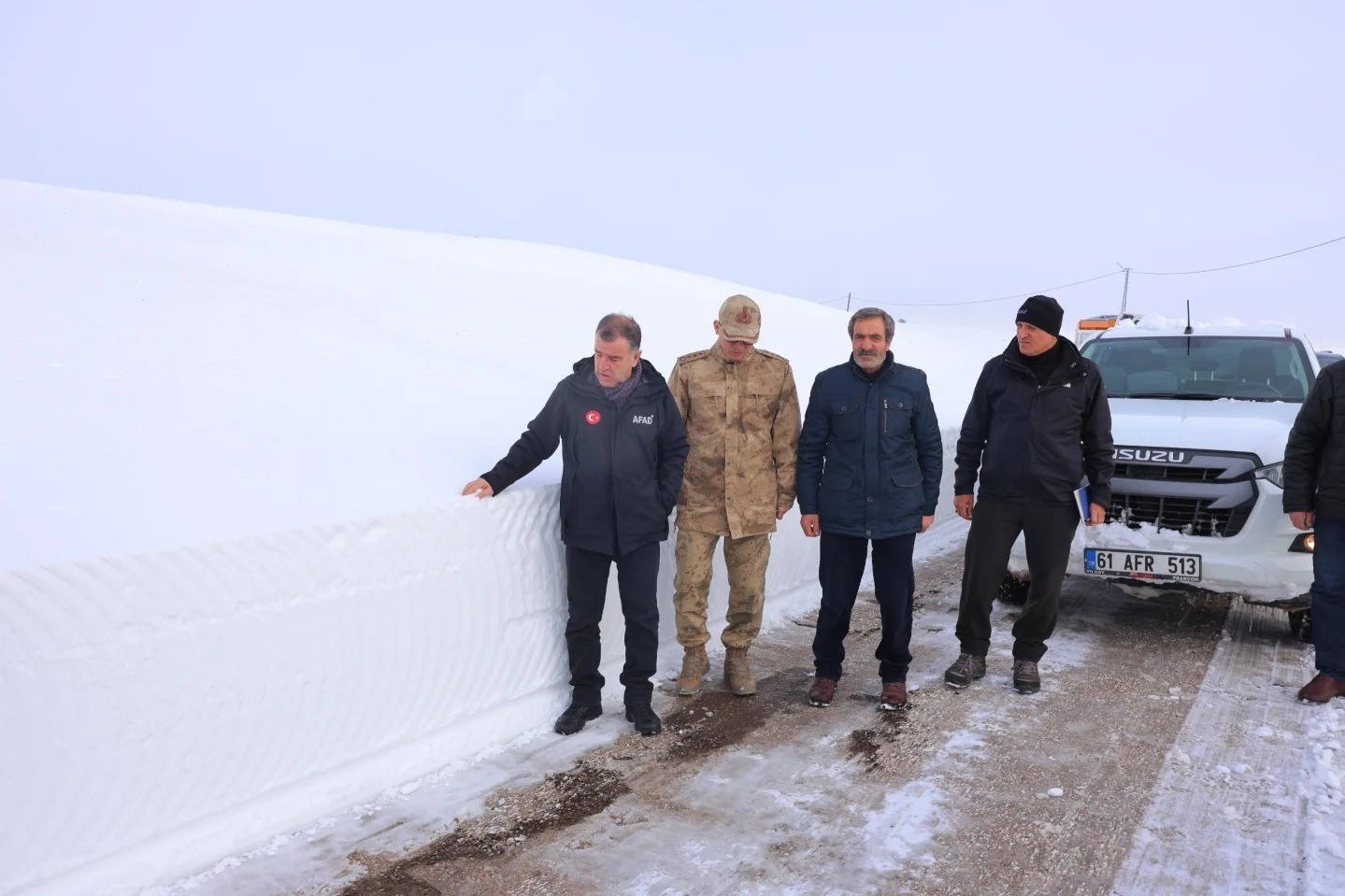 Bayburt’un kapalı köy yollarında yol açma çalışmaları yapılıyor
