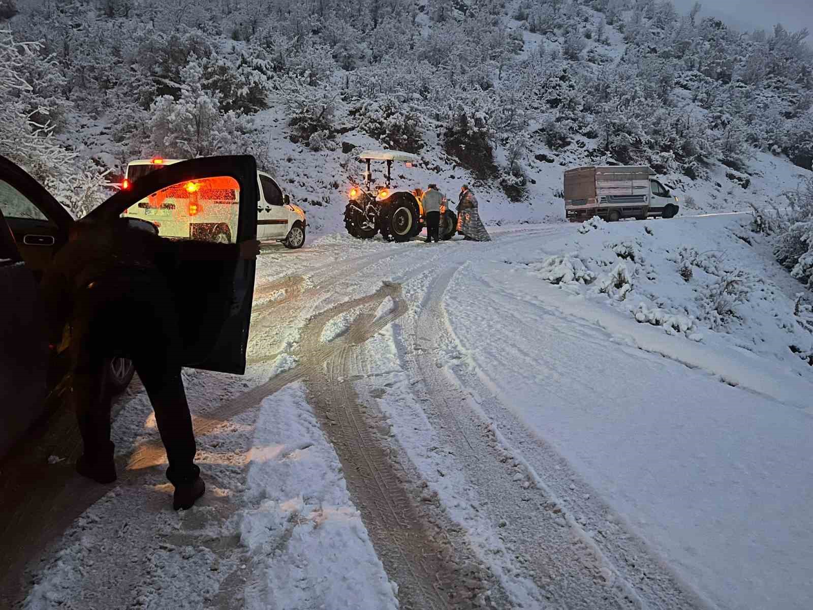 Siirt’te kar nedeniyle kapanan yollar açıldı
