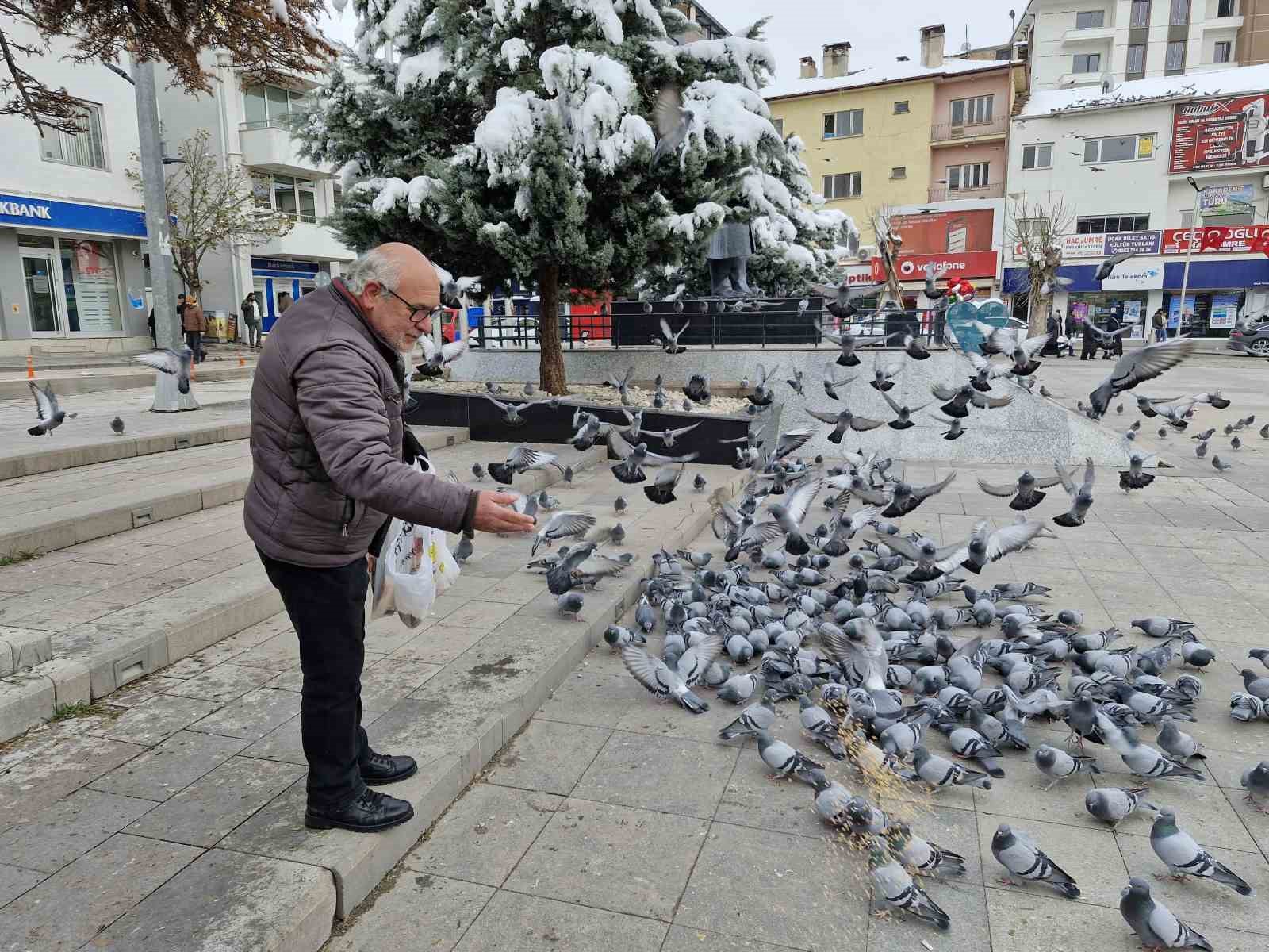 Soğukta kuşları besleyen emekli öğretmen yürekleri ısıttı
