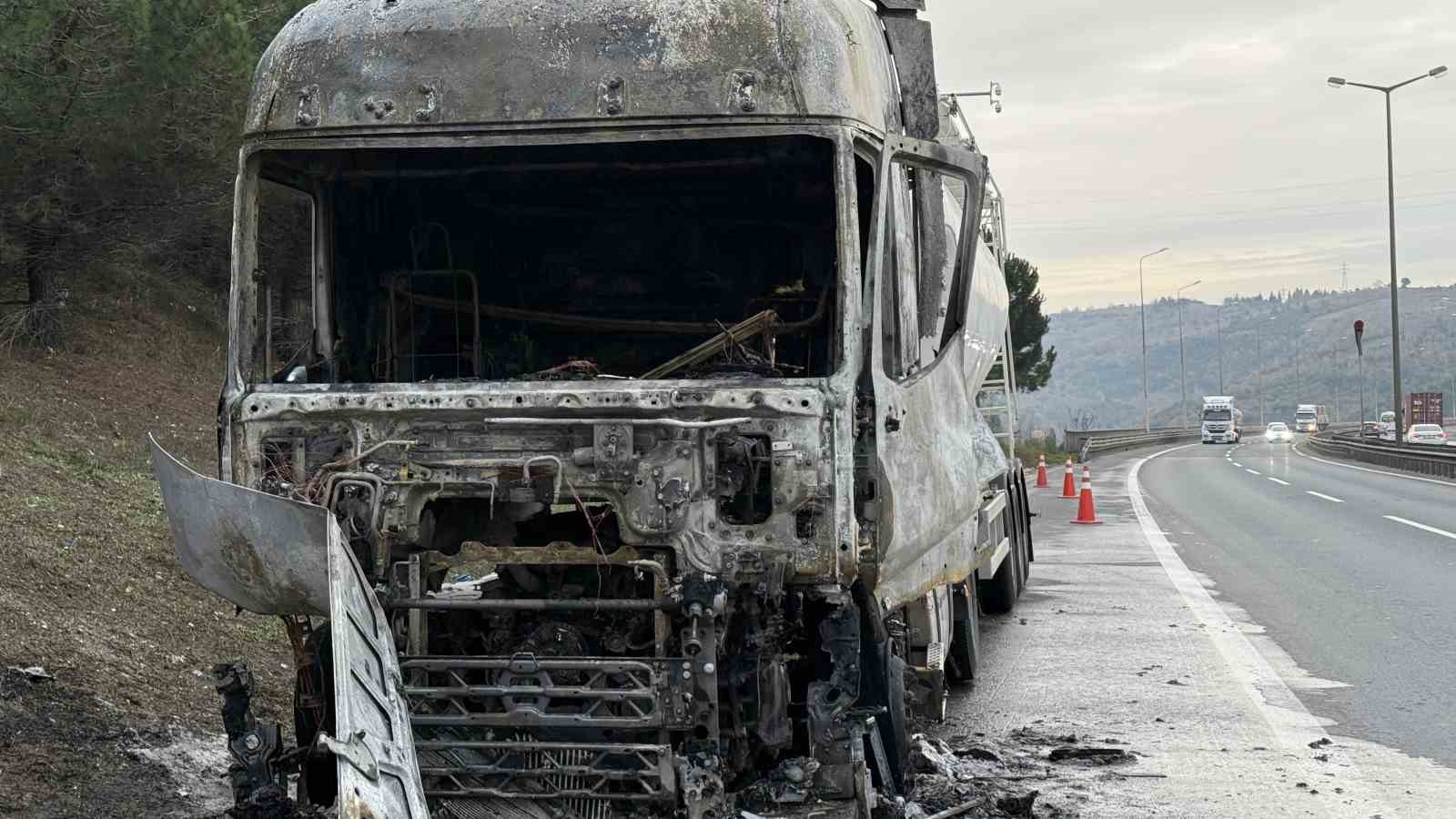 Otoyolda alev alan tırdan geriye demir yığını kaldı
