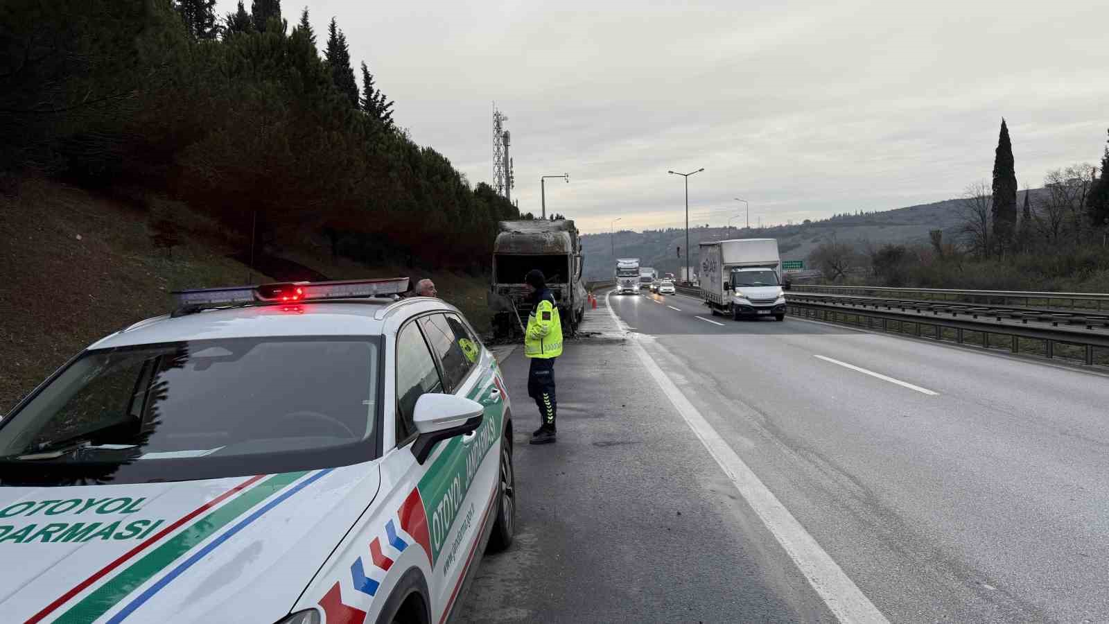 Otoyolda alev alan tırdan geriye demir yığını kaldı
