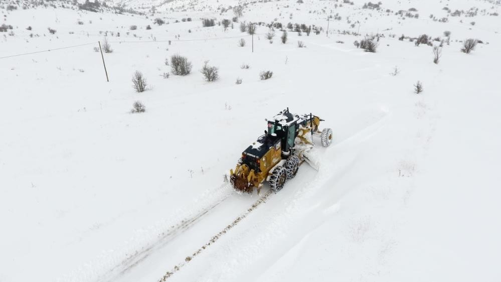 Erzincan’da kar ve tipiden 200 köy yolu ulaşıma kapandı
