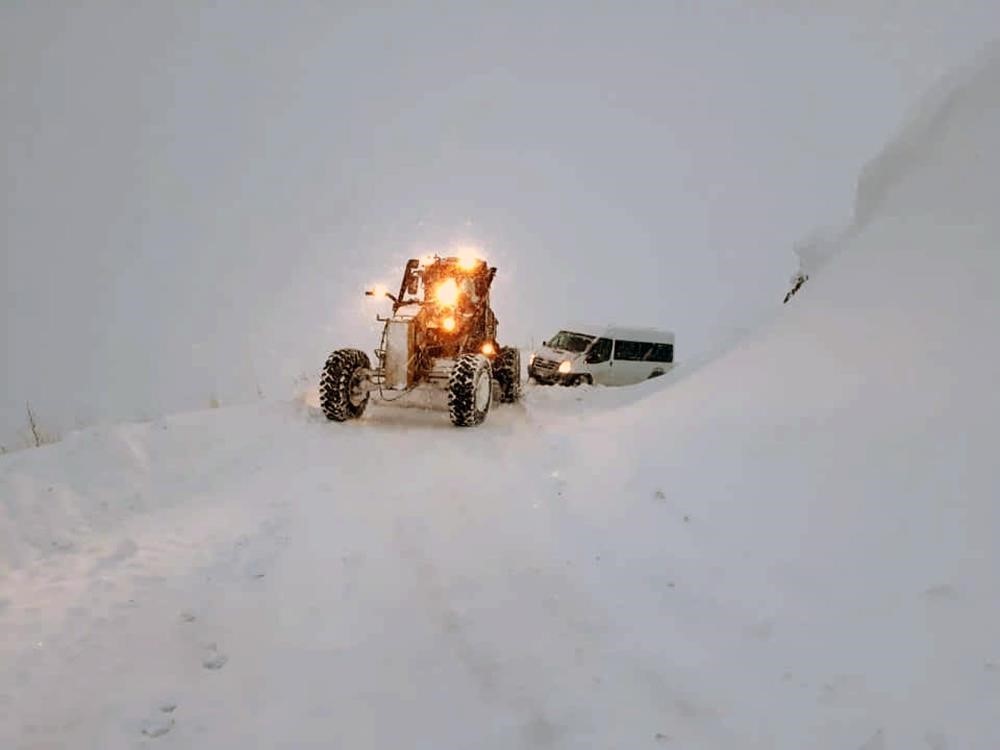 Erzincan’da kar ve tipiden 200 köy yolu ulaşıma kapandı
