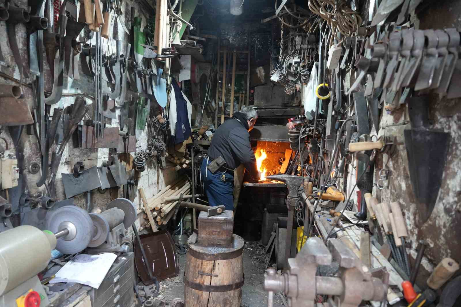 Unutulmaya yüz tutmuş demircilik mesleğini 30 yıldır ilk günkü aşk ile devam ettiriyor
