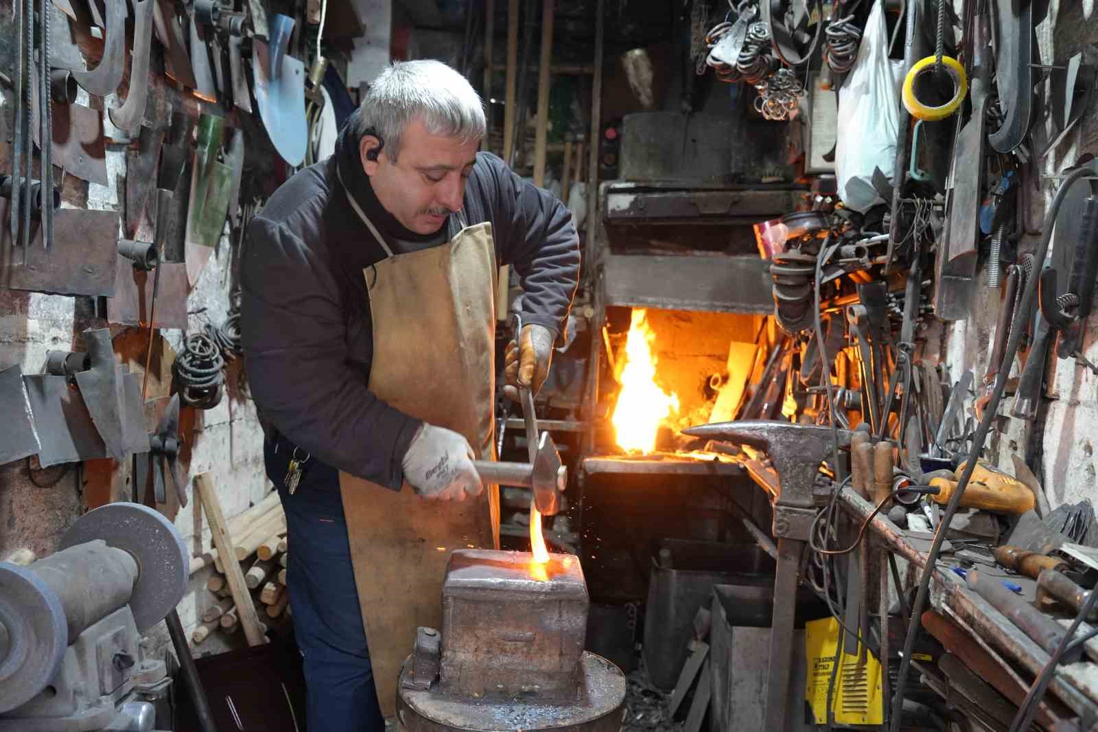 Unutulmaya yüz tutmuş demircilik mesleğini 30 yıldır ilk günkü aşk ile devam ettiriyor
