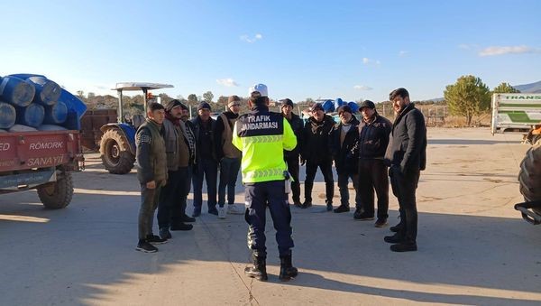 Karacasu’da traktör sürücülerine reflektör eğitimi verildi
