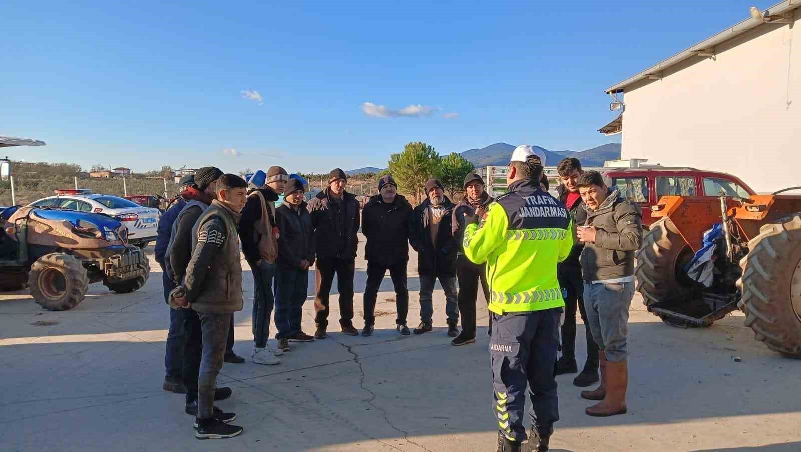 Karacasu’da traktör sürücülerine reflektör eğitimi verildi
