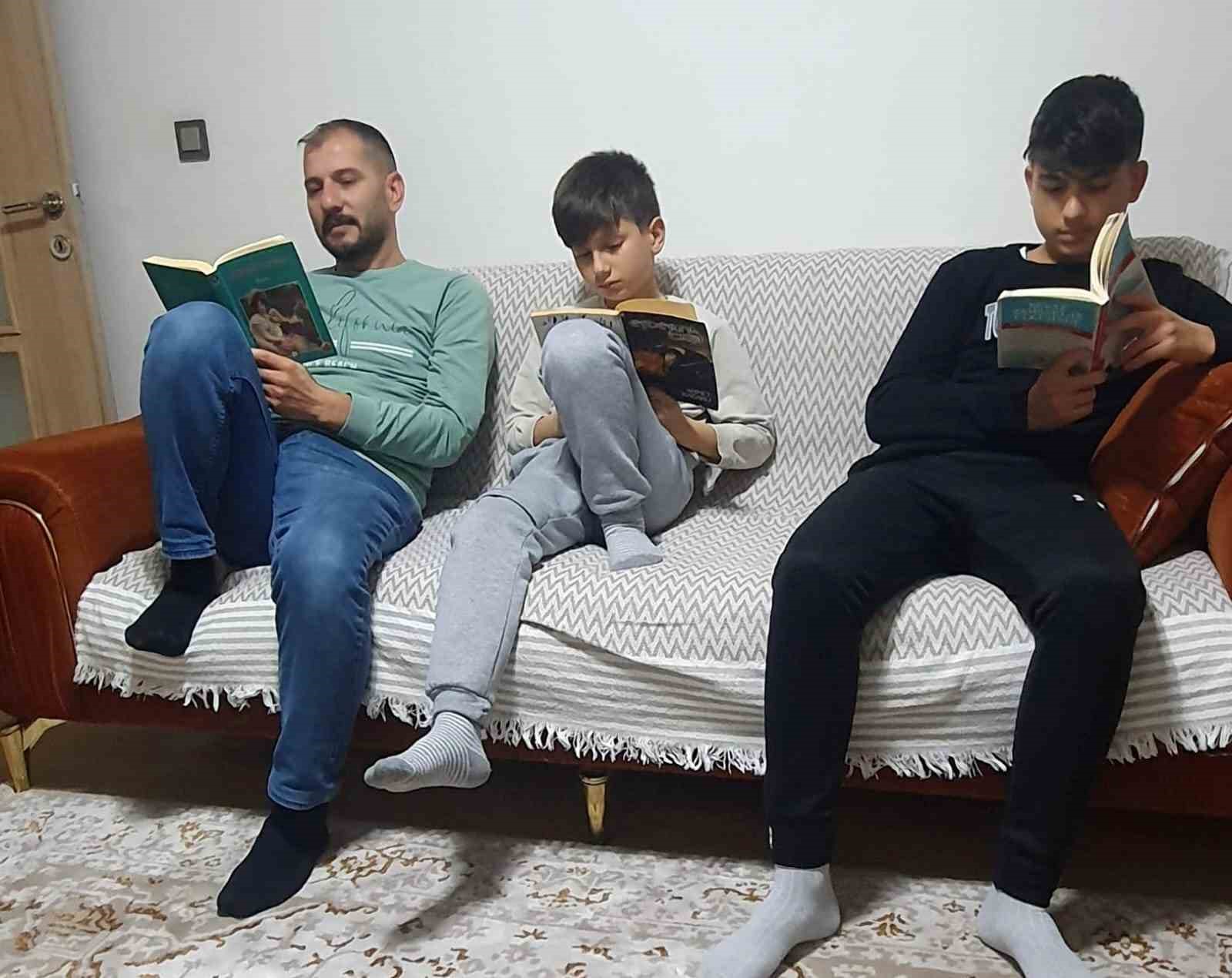 Bir ilçe okuma seferberliği başlattı: Her akşam 20 dakika hayat duruyor, herkes kitap okuyor
