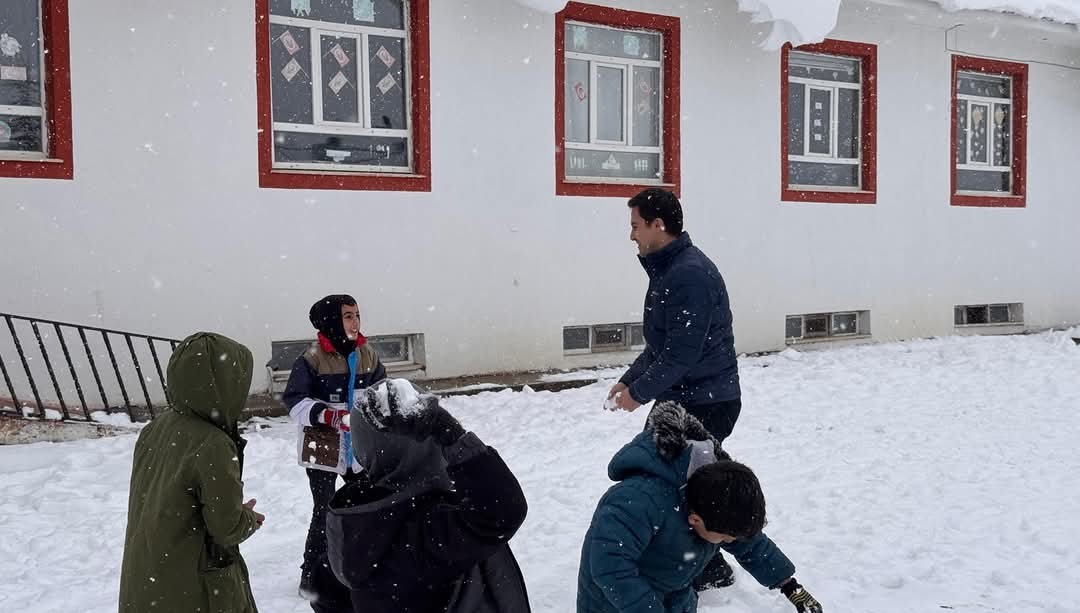 Kaymakam öğrencilerle kartopu oynadı, minikler doyasıya eğlendi
