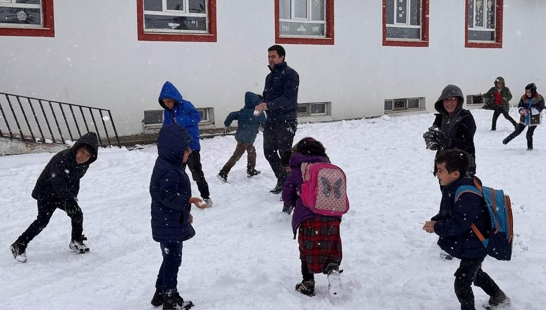 Kaymakam öğrencilerle kartopu oynadı, minikler doyasıya eğlendi
