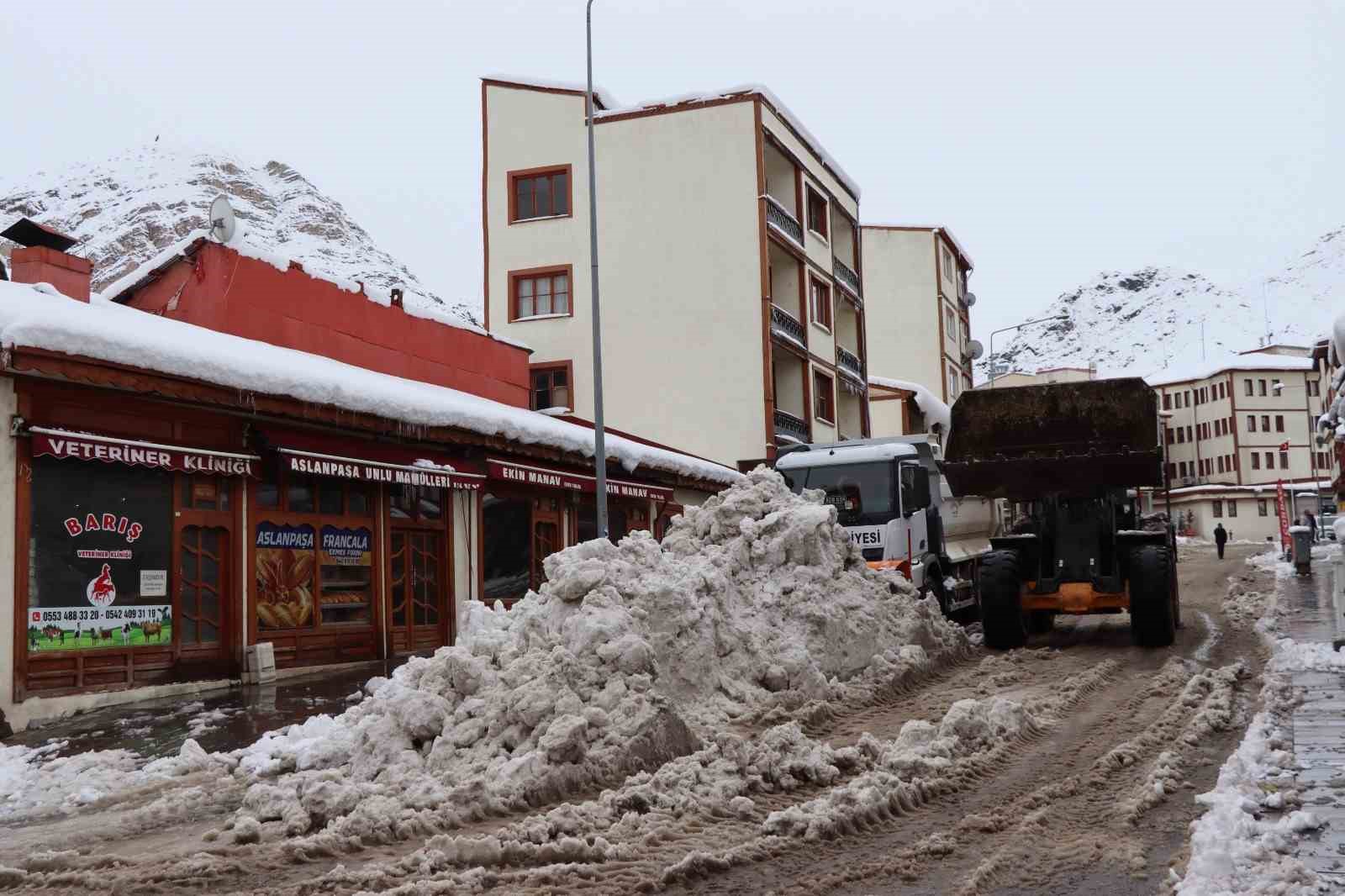 Kar yağarken bir yandan da temizleme çalışmaları devam ediyor
