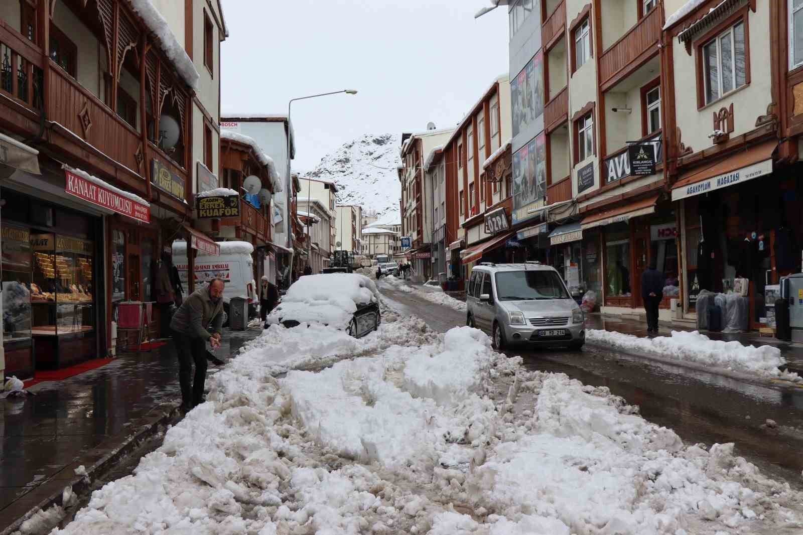 Kar yağarken bir yandan da temizleme çalışmaları devam ediyor
