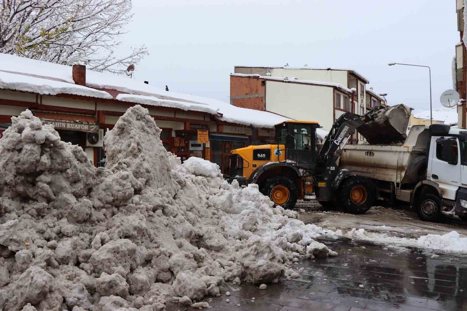 Kar yağarken bir yandan da temizleme çalışmaları devam ediyor
