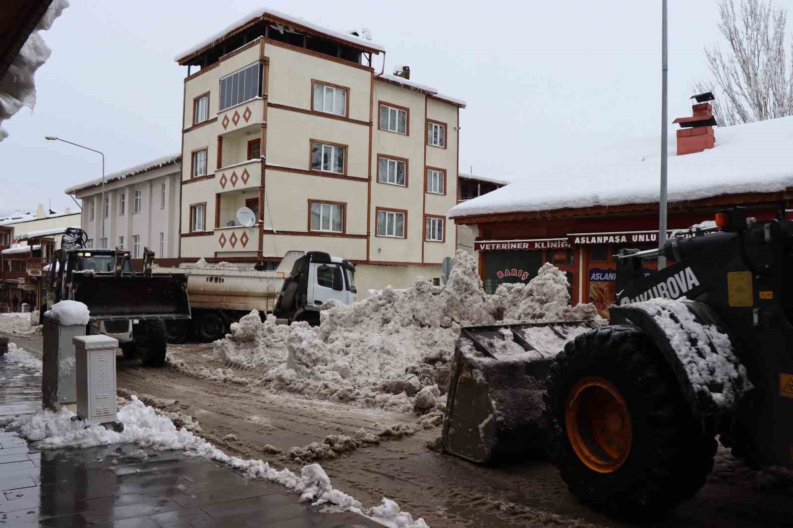 Kar yağarken bir yandan da temizleme çalışmaları devam ediyor
