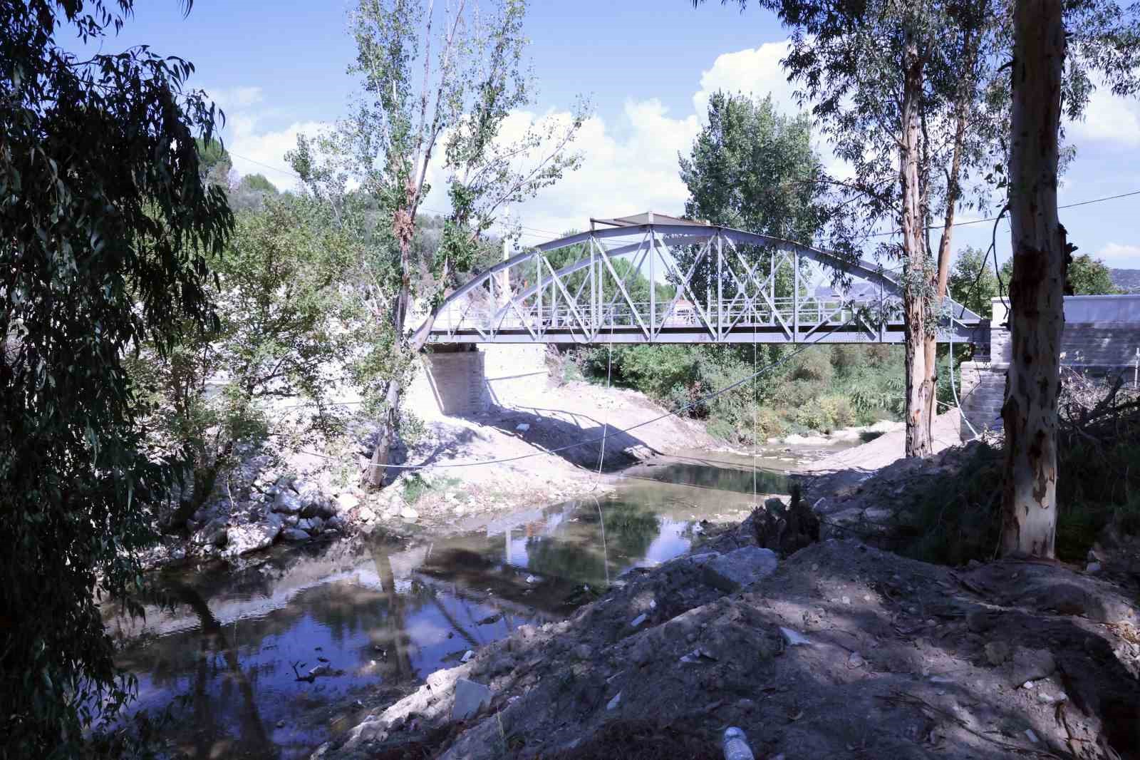 105 yıllık tarihi köprü aslına uygun yapılıyor
