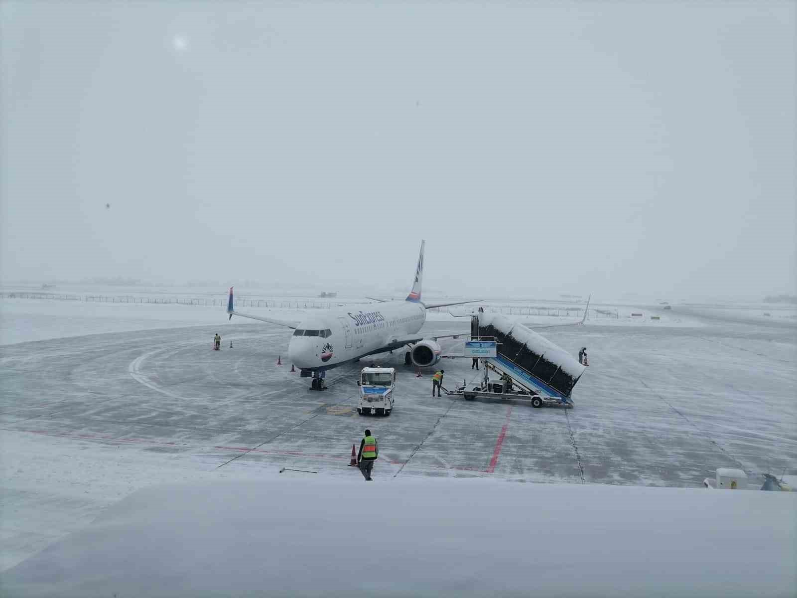 Erzurum’da kara ve soğuğa rağmen uçak trafiği aksamıyor
